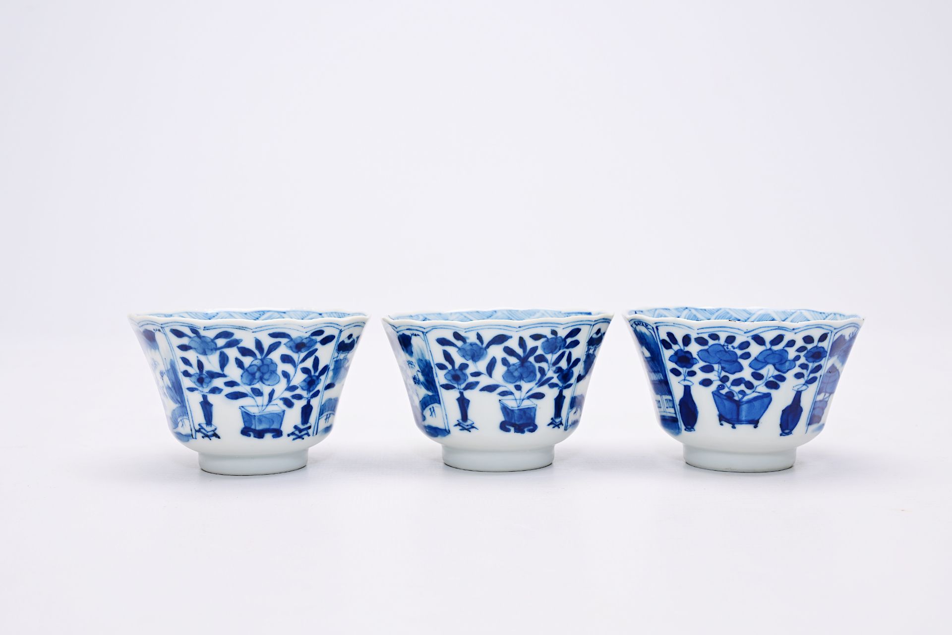 A varied collection of Chinese blue and white porcelain with floral design and figures in a landscap - Bild 12 aus 22
