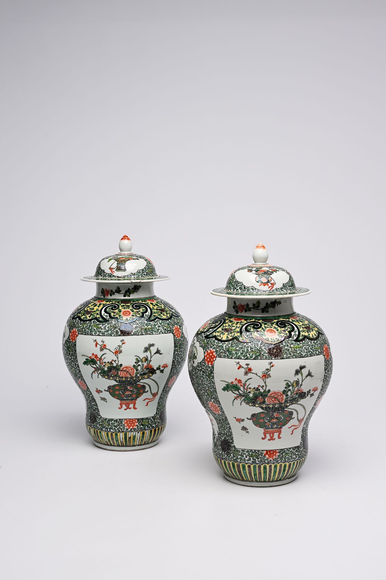 A pair of Chinese famille verte vases and covers with flower baskets and floral design, 19th C. - Image 13 of 16