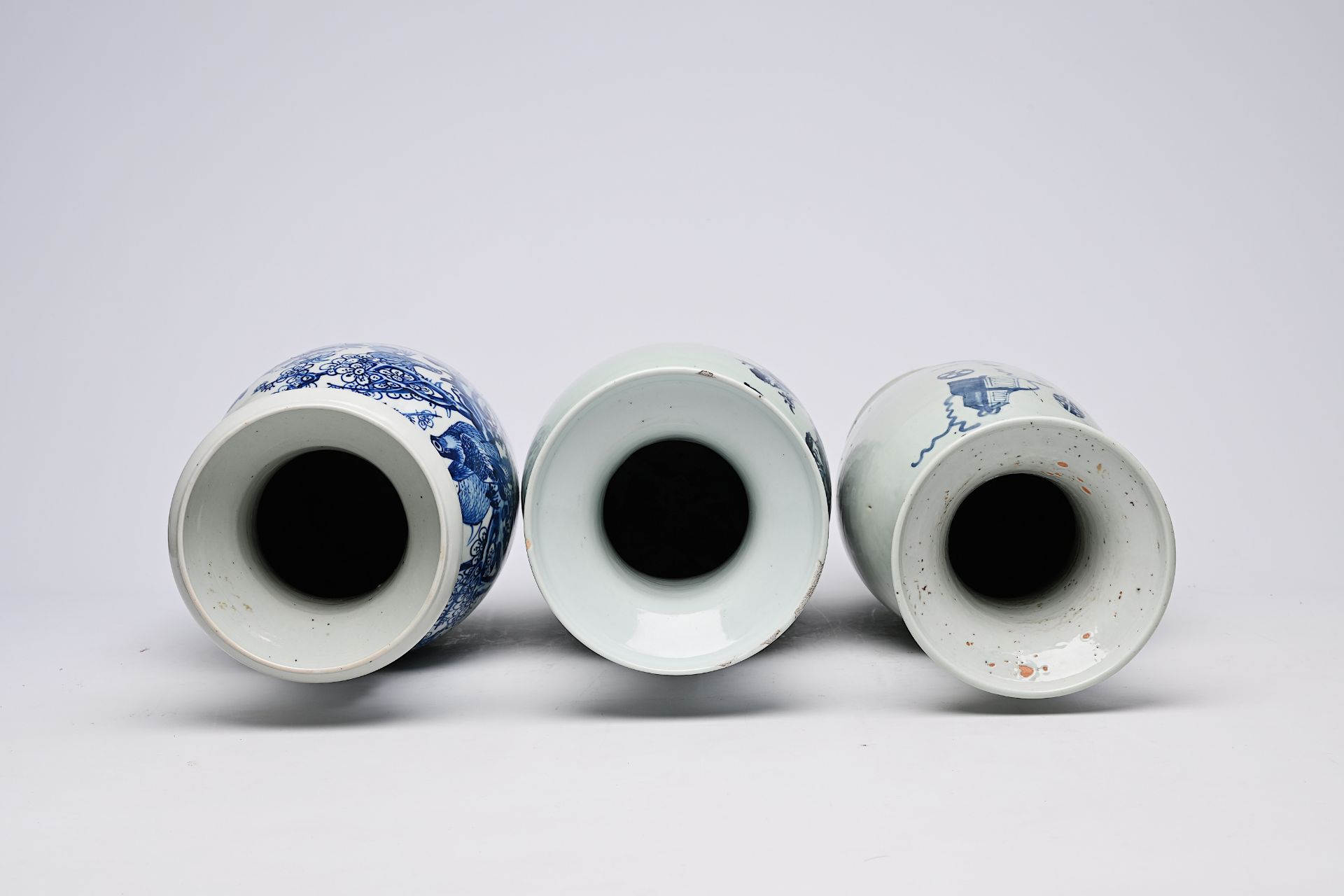 Three various Chinese blue and white celadon ground vases, 19th/20th C. - Bild 10 aus 16