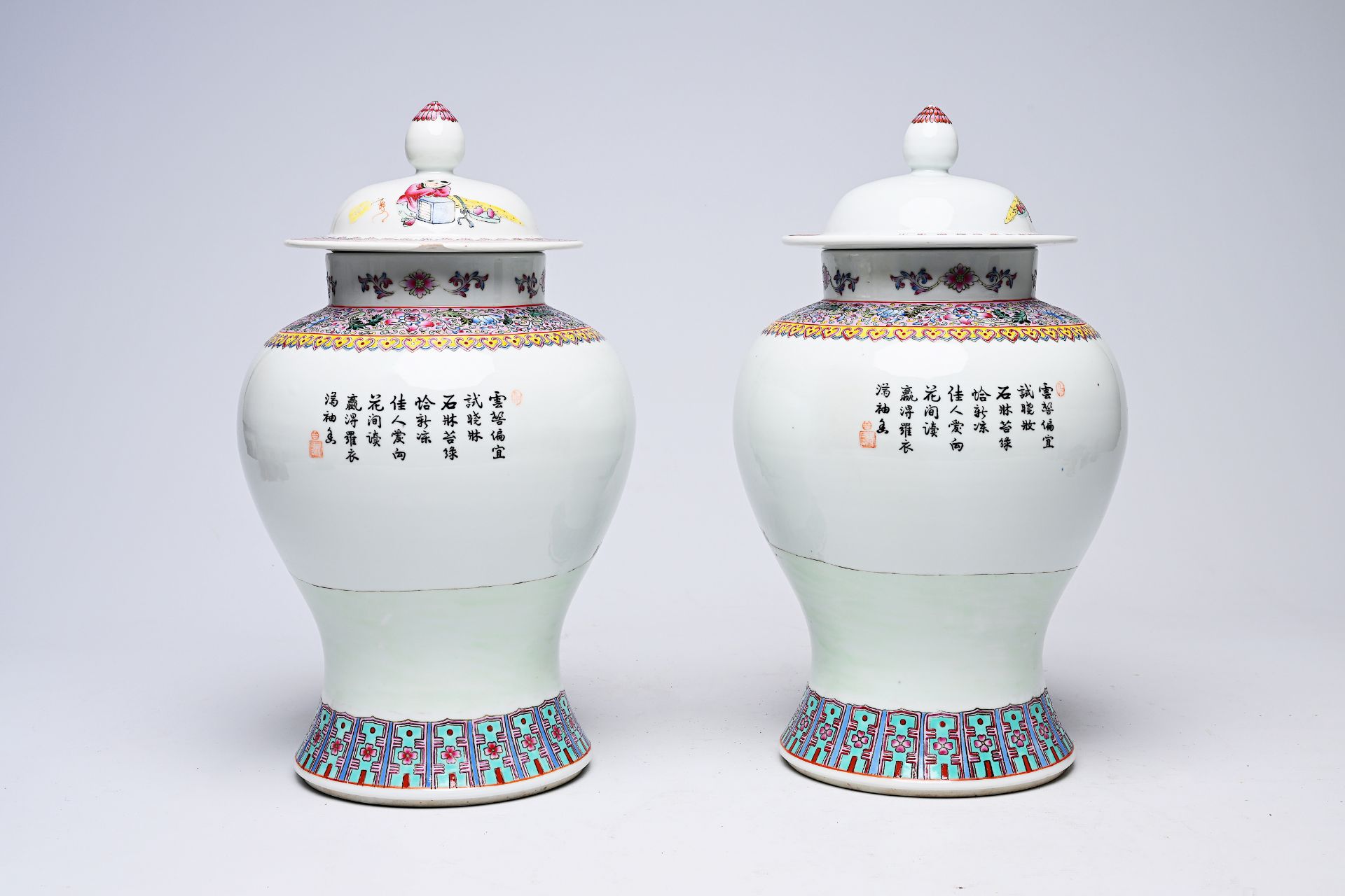 A pair of Chinese famille rose vases and covers with ladies on a terrace, Qianlong mark, Republic, 2 - Bild 6 aus 16