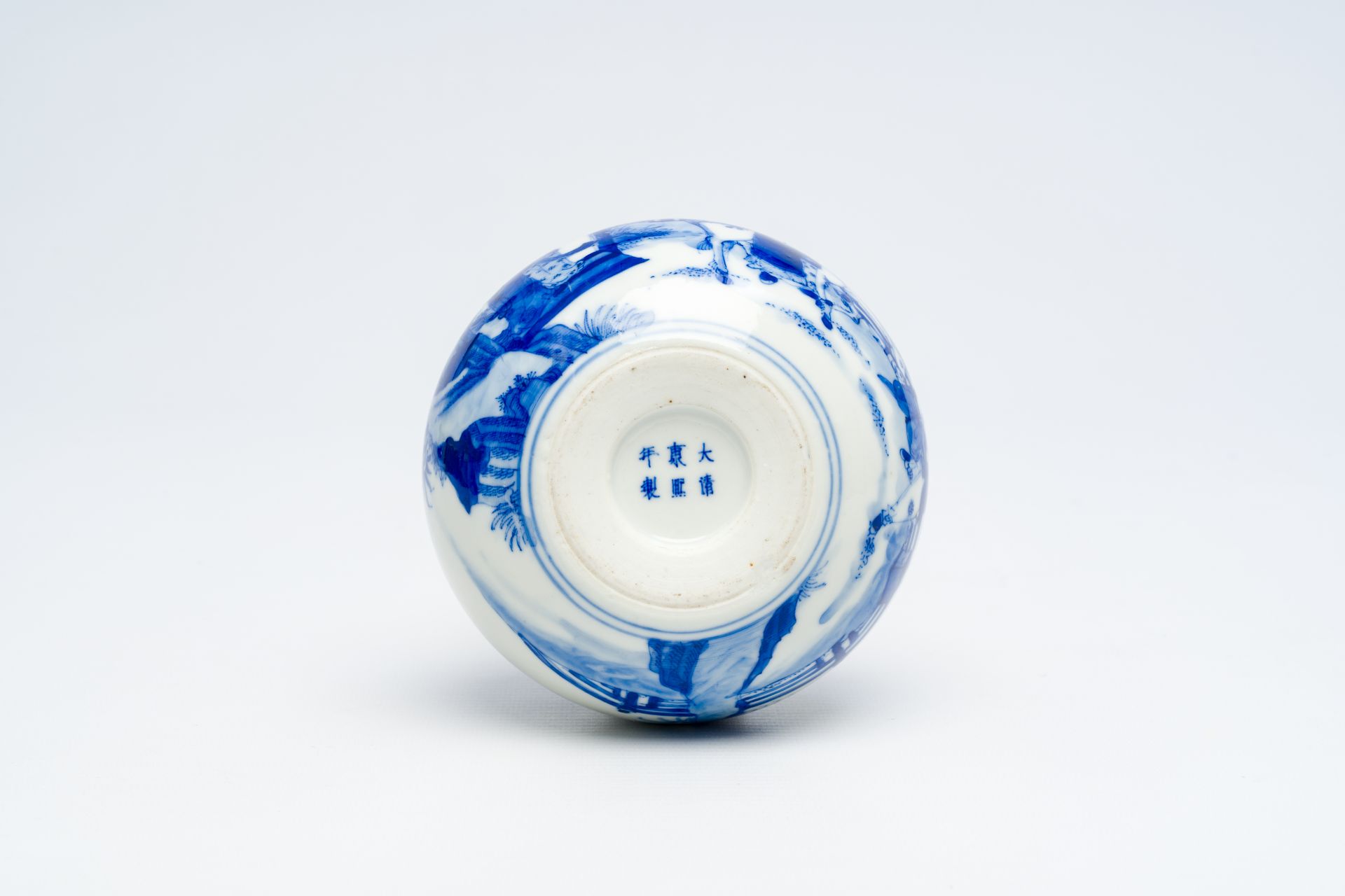 A fine Chinese blue and white brush washer with an animated scene all around, Kangxi mark, 19th C. - Bild 14 aus 14