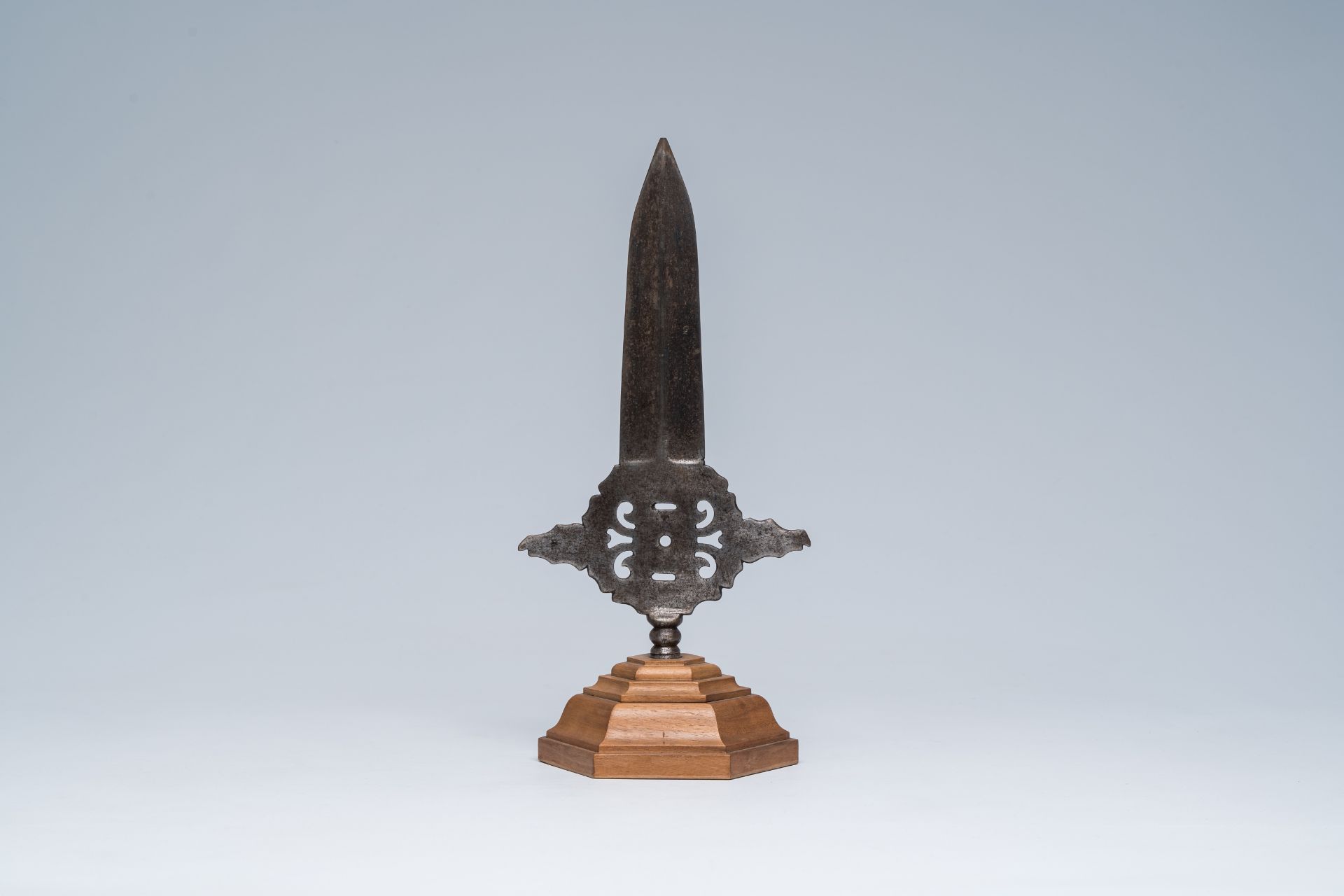 An open worked wrought iron spearhead on a wood stand, 19th C. or earlier - Bild 2 aus 8