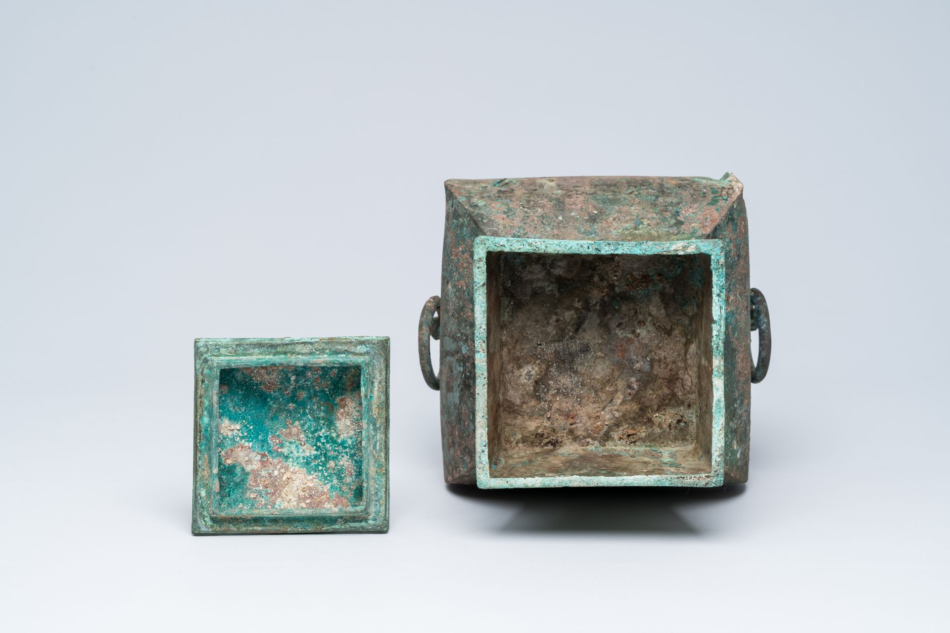 A Chinese bronze 'Fang' vase and cover, Han - Image 7 of 9