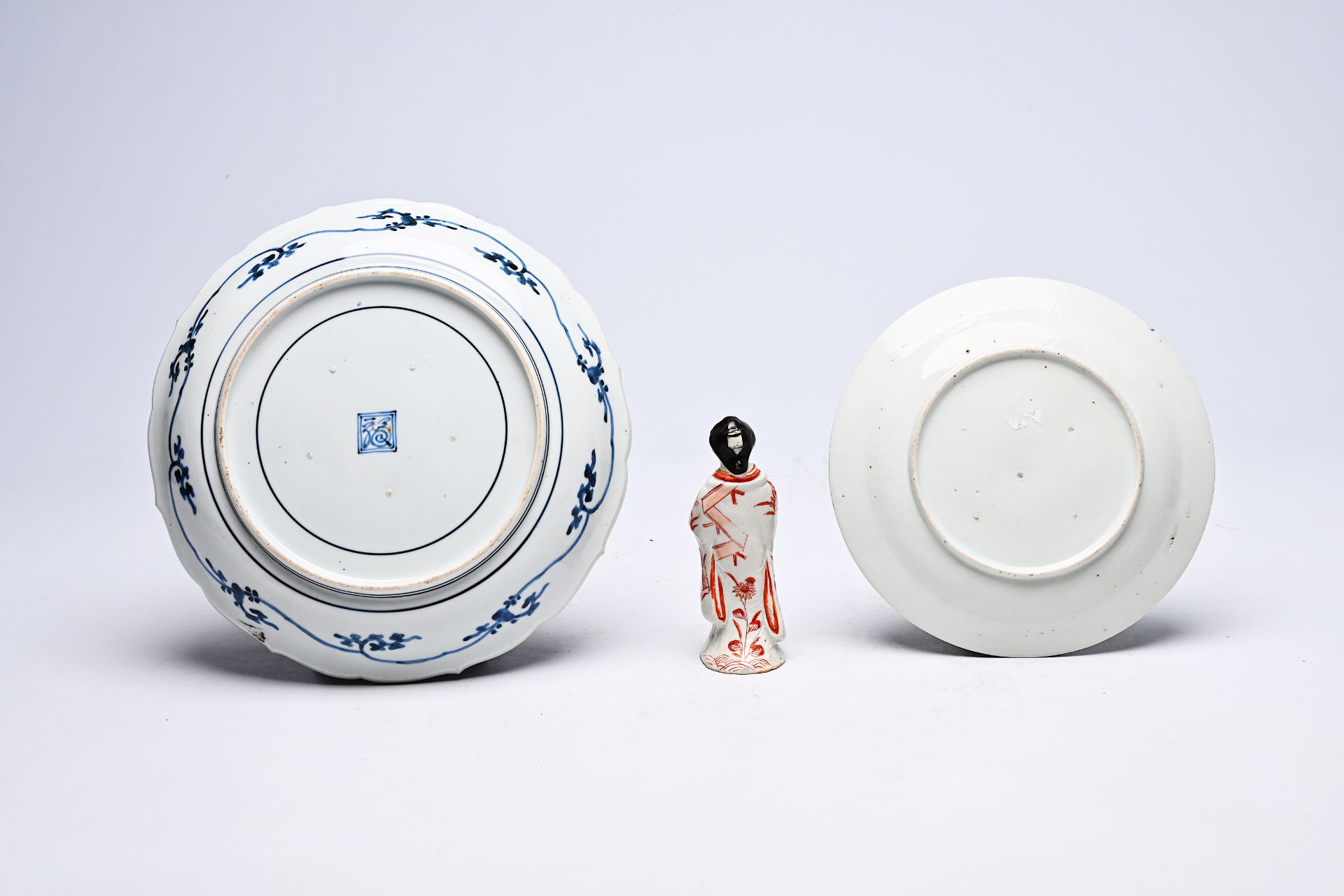 A Japanese blue and white and a Kakiemon plate with birds in a landscape and a 'bijin' figure, Edo/M - Image 3 of 5