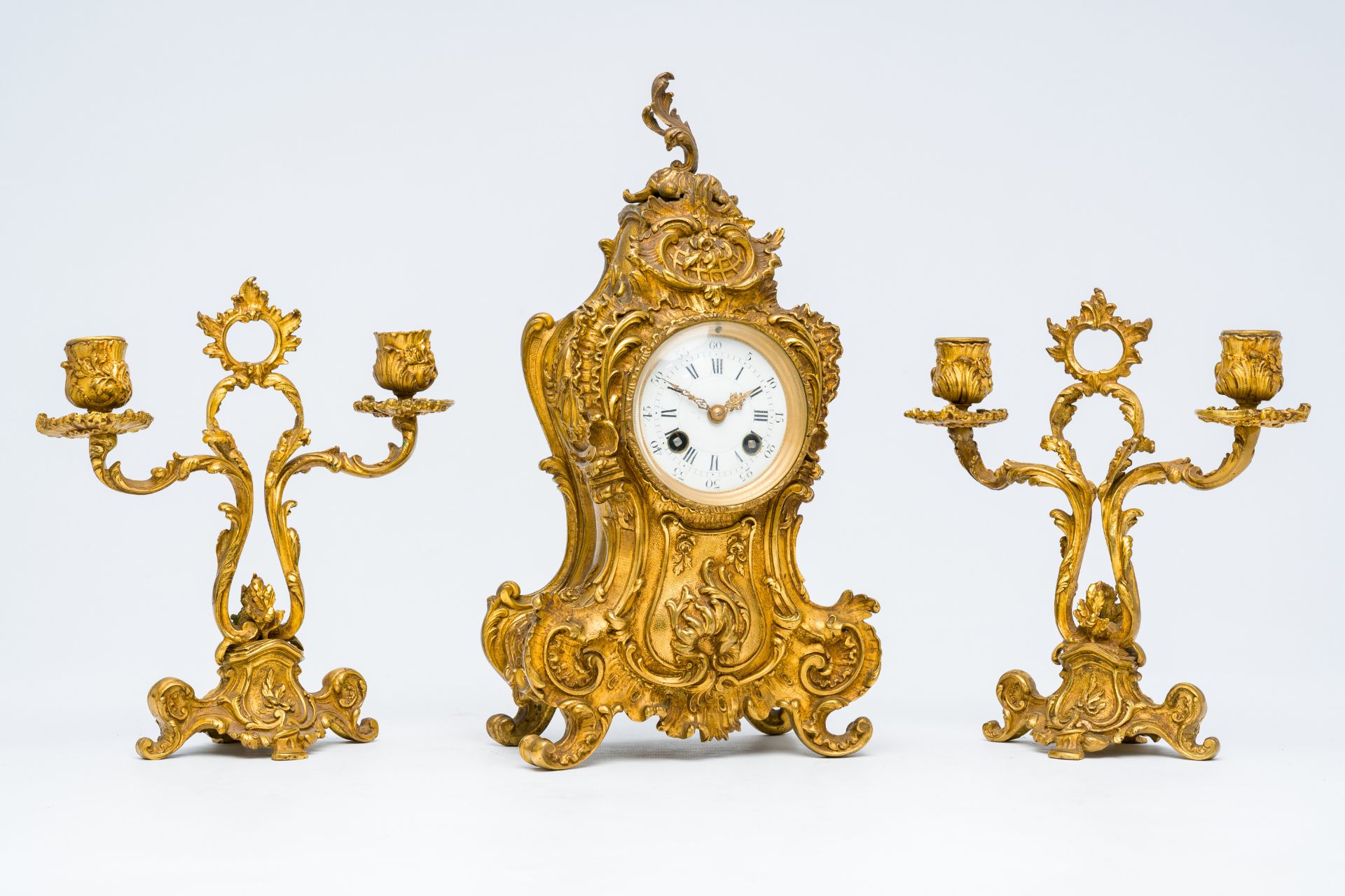 A French Louis XV style gilt bronze three-piece clock garniture, 19th C. - Bild 9 aus 9