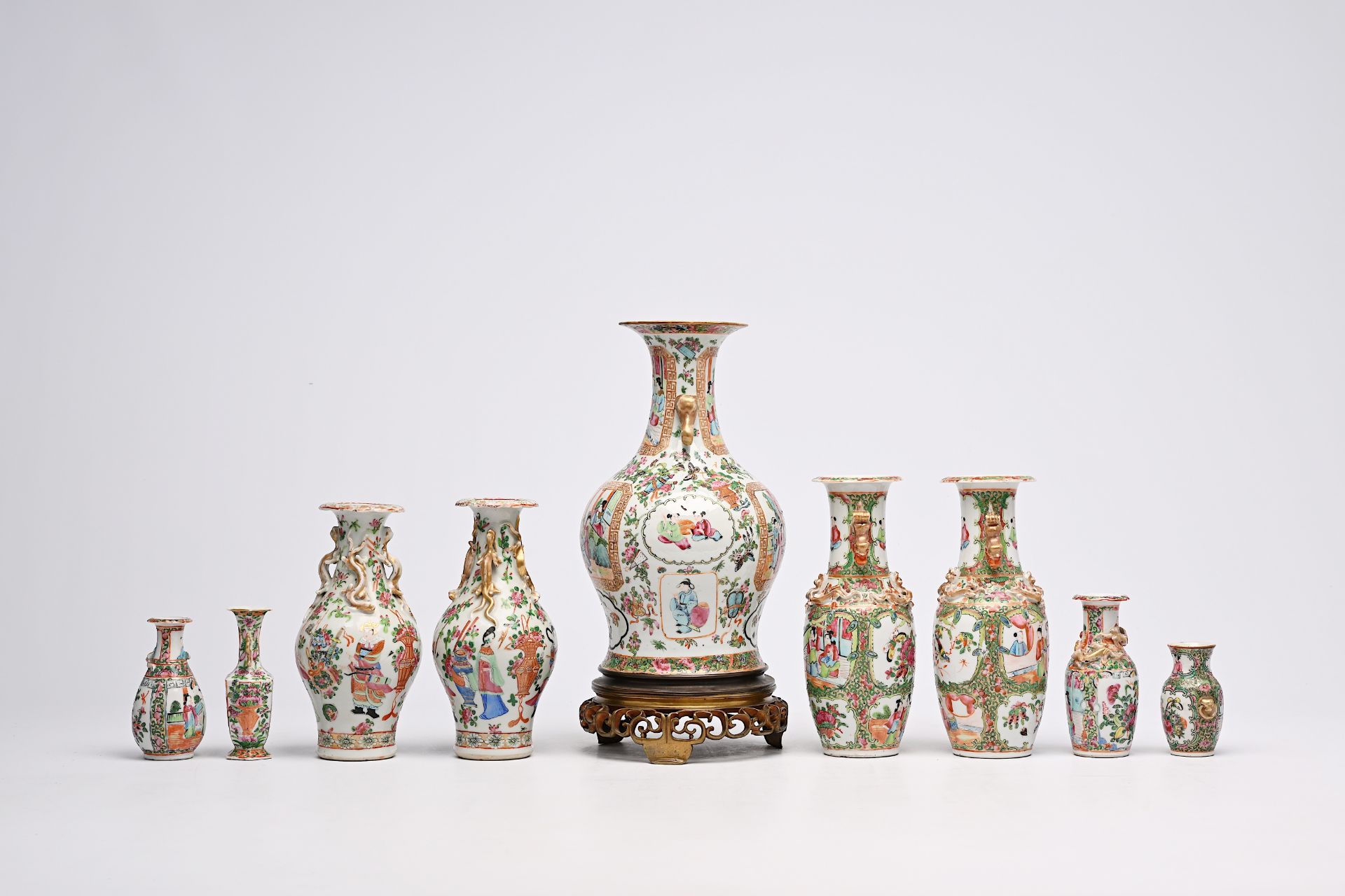 A varied collection of nine Chinese Canton famille rose vases, including two pairs, 19th C. - Bild 3 aus 8