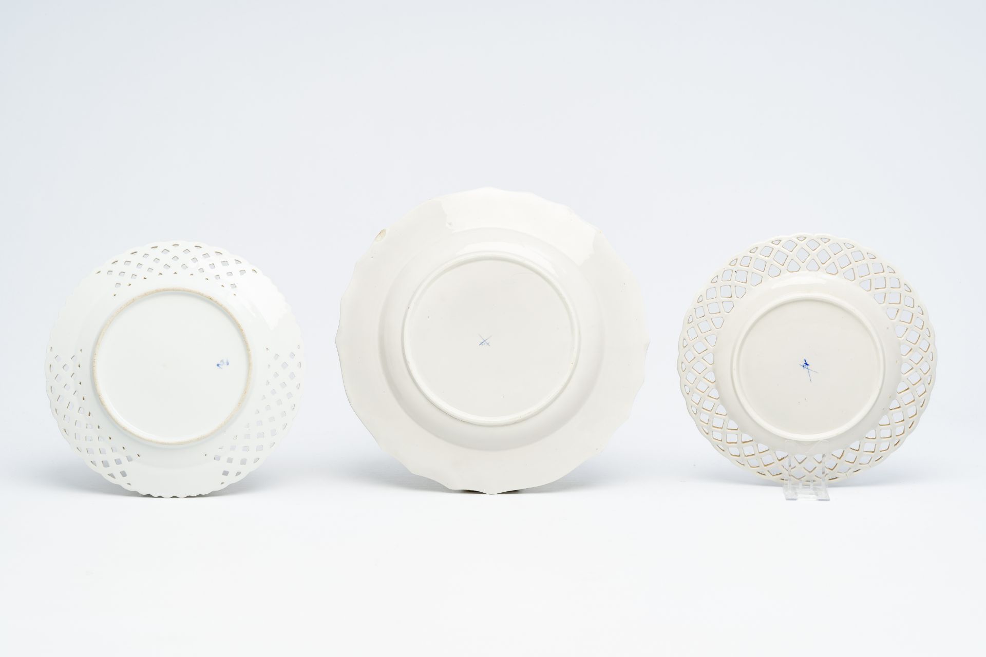 Three polychrome porcelain plates with floral design, Tournai and The Hague, 18th C. - Bild 3 aus 3