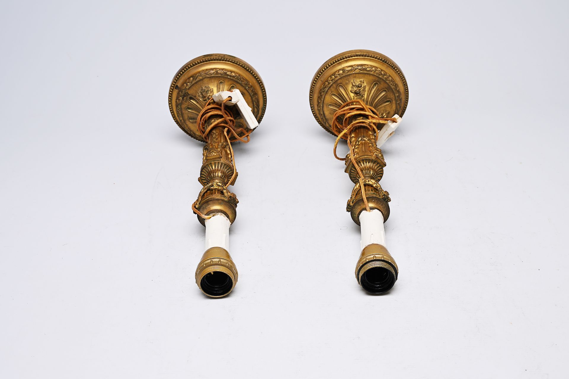 A pair of French Neoclassical gilt bronze candlesticks with lion heads and garlands mounted as lamps - Bild 6 aus 7