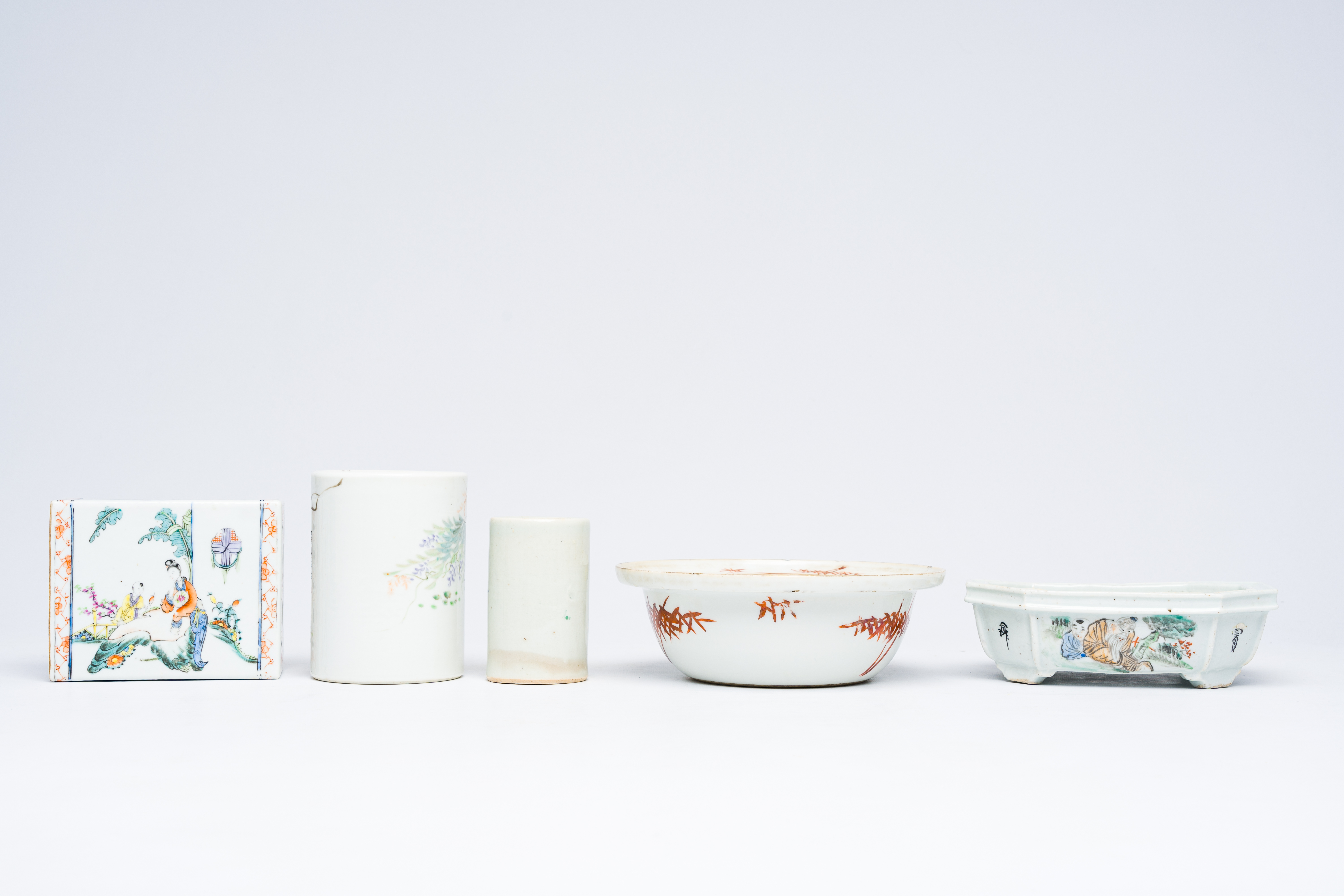 A varied collection of Chinese qianjiang cai and famille rose porcelain, 19th/20th C. - Image 6 of 14