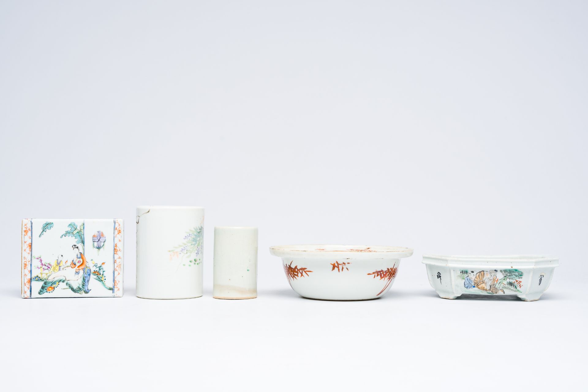 A varied collection of Chinese qianjiang cai and famille rose porcelain, 19th/20th C. - Bild 6 aus 14