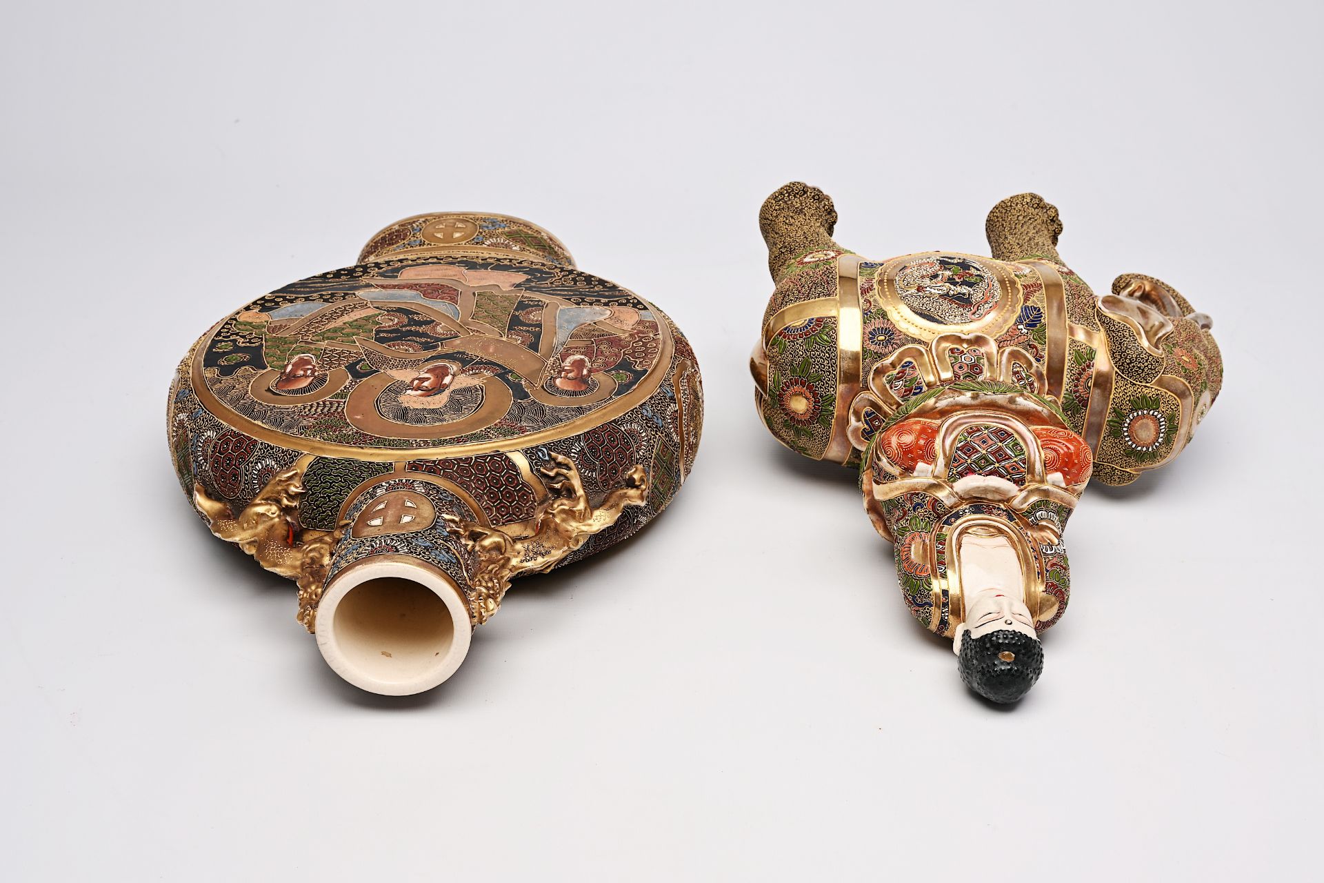 Three Japanese Satsuma 'moonflask' vases, a 'koro' incense burner and a Buddha on an elephant, Meiji - Bild 12 aus 18