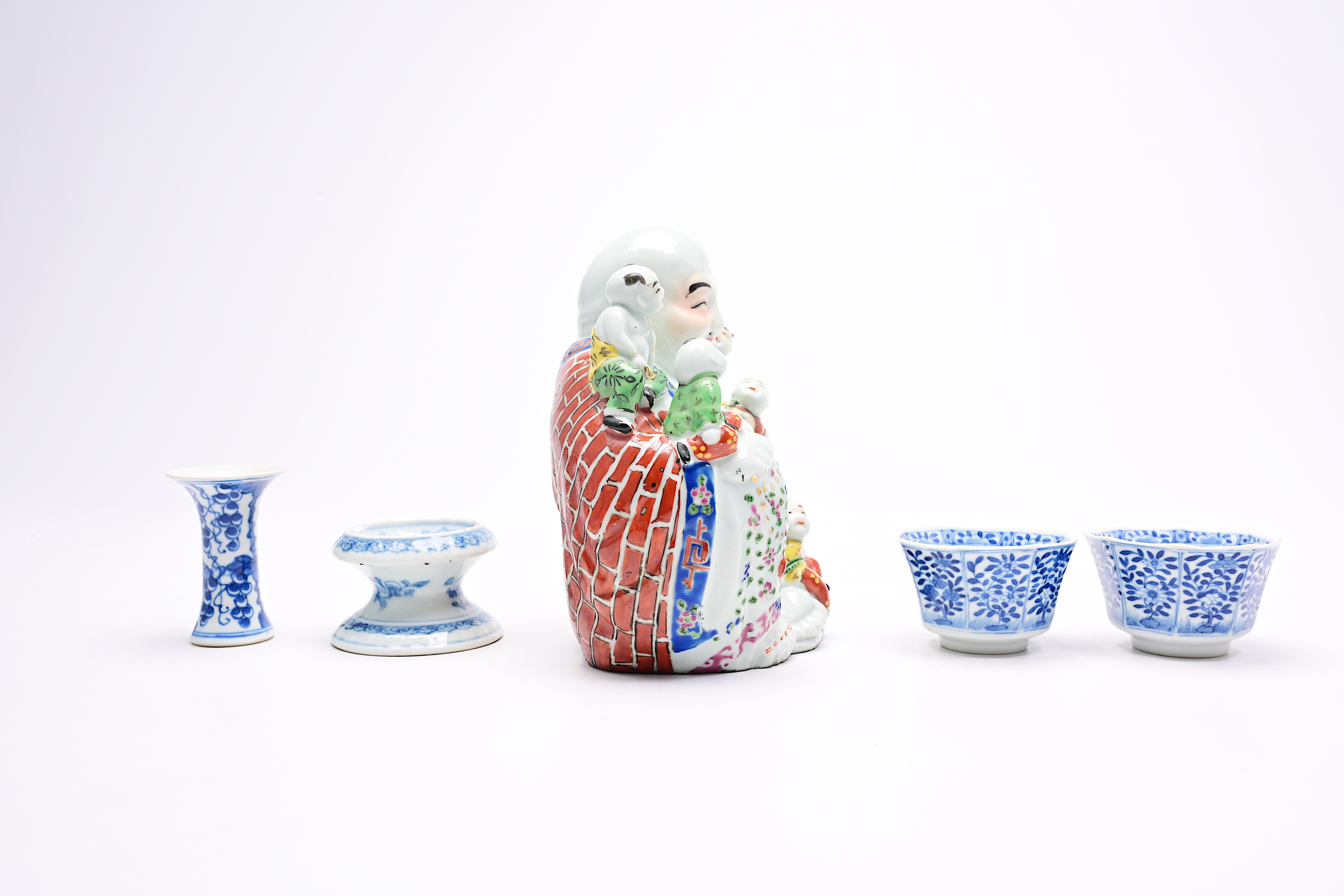 A varied collection of Chinese blue, white, famille rose and Imari style porcelain, 18th C. and late - Image 9 of 14