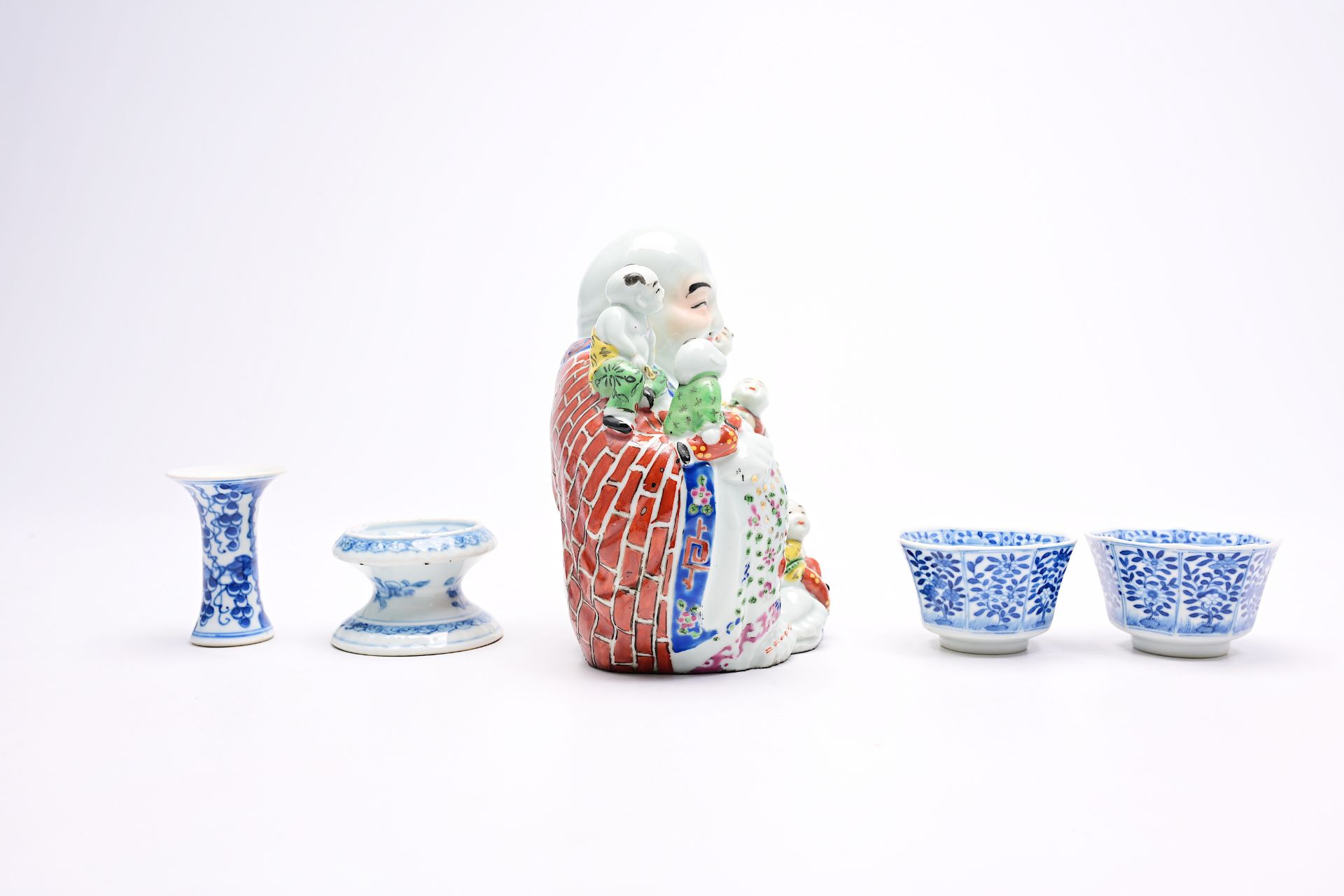 A varied collection of Chinese blue, white, famille rose and Imari style porcelain, 18th C. and late - Image 9 of 14
