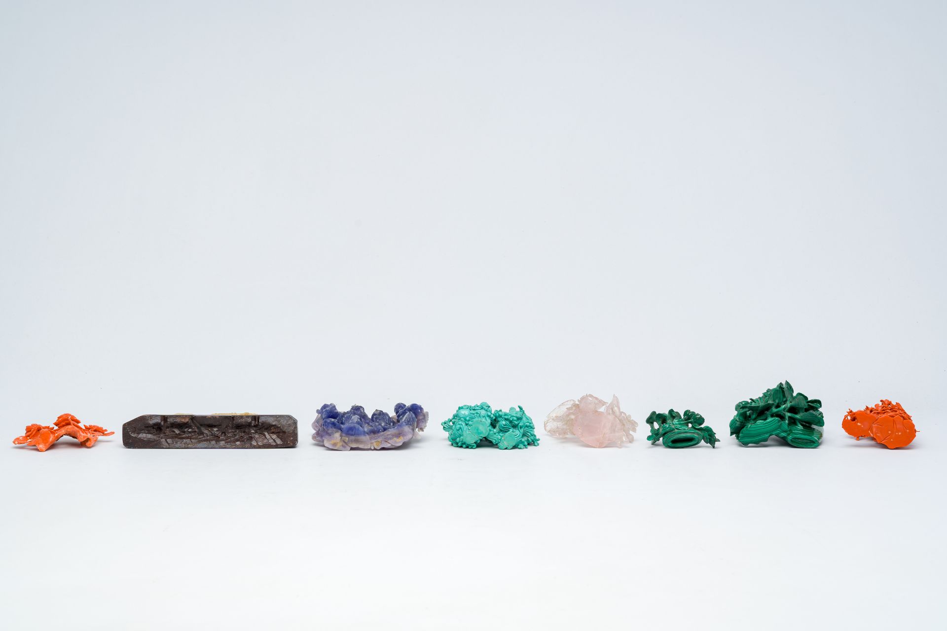 Seven various Chinese sculptures in red coral, lapis lazuli, malachite, quartz and soapstone, 19th/2 - Image 7 of 9