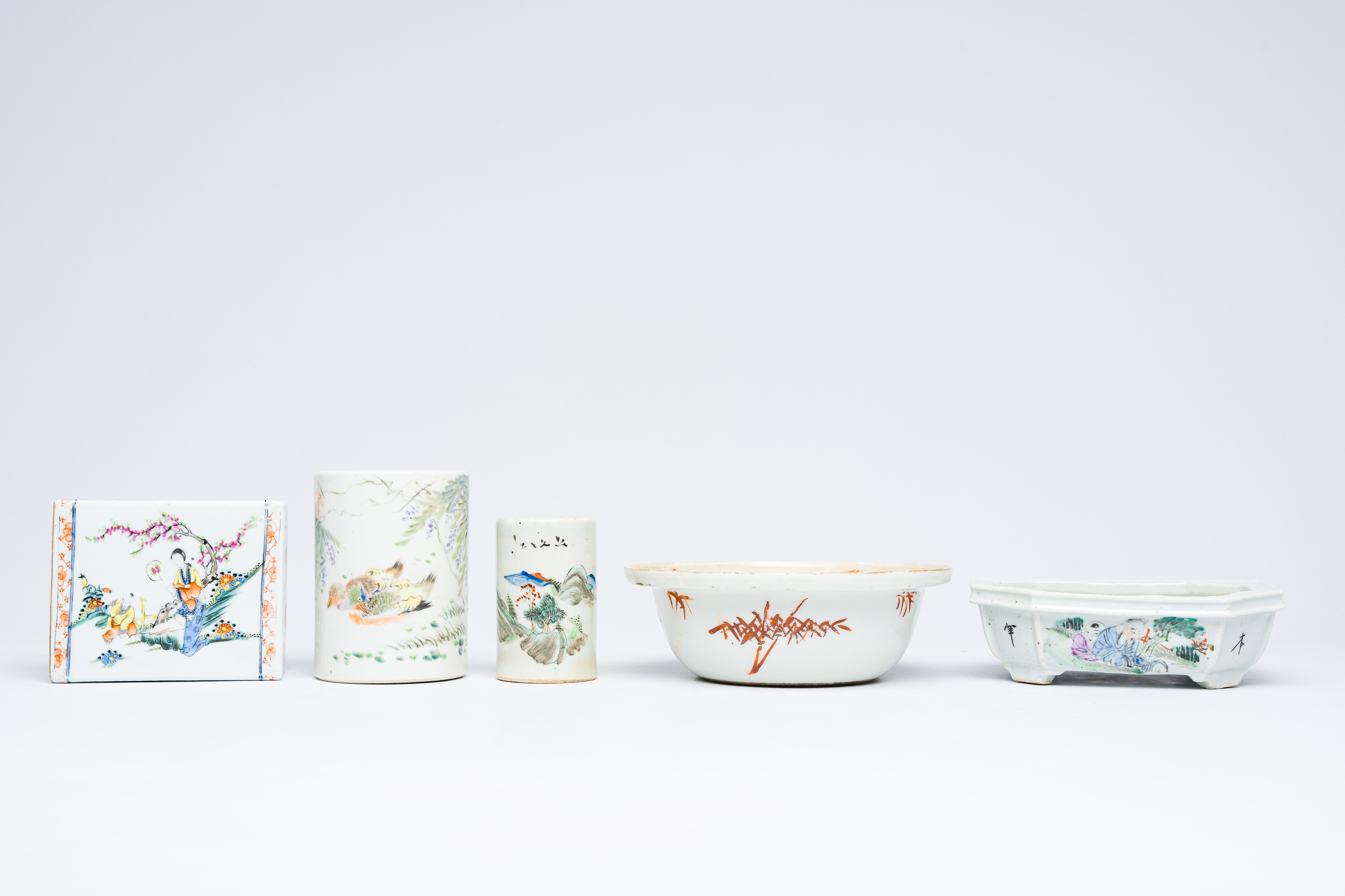 A varied collection of Chinese qianjiang cai and famille rose porcelain, 19th/20th C. - Image 3 of 14