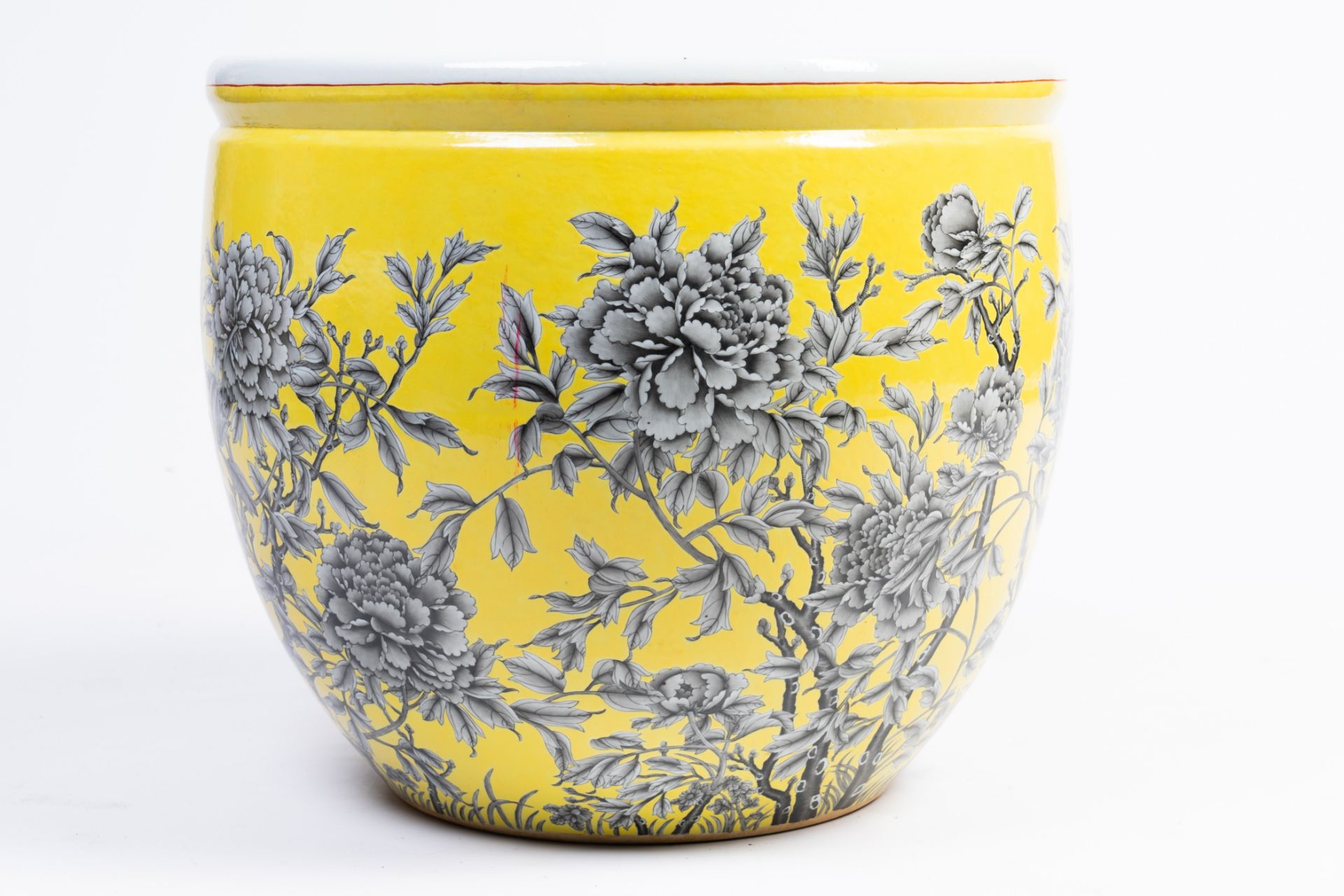 A large Chinese Dayazhai style jardiniere with floral design on a yellow ground, 19th/20th C. - Bild 7 aus 14