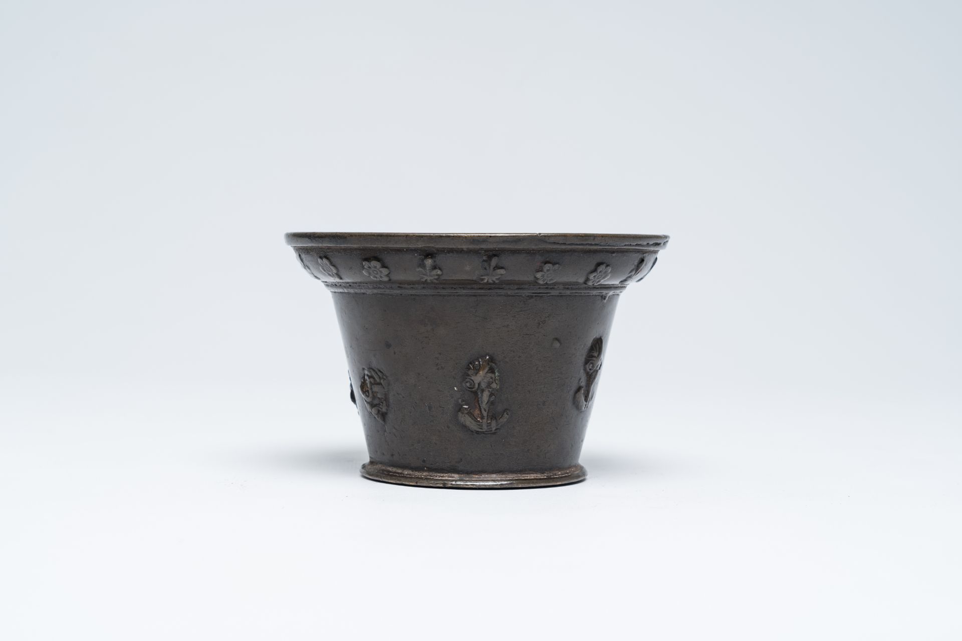 A French bronze 'mascarons' mortar, probably Lyon, 17th C. - Image 5 of 7