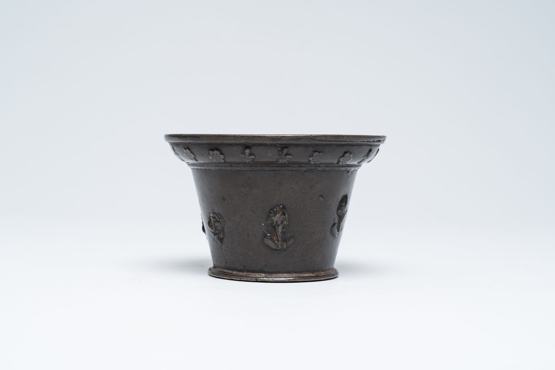 A French bronze 'mascarons' mortar, probably Lyon, 17th C. - Bild 5 aus 7