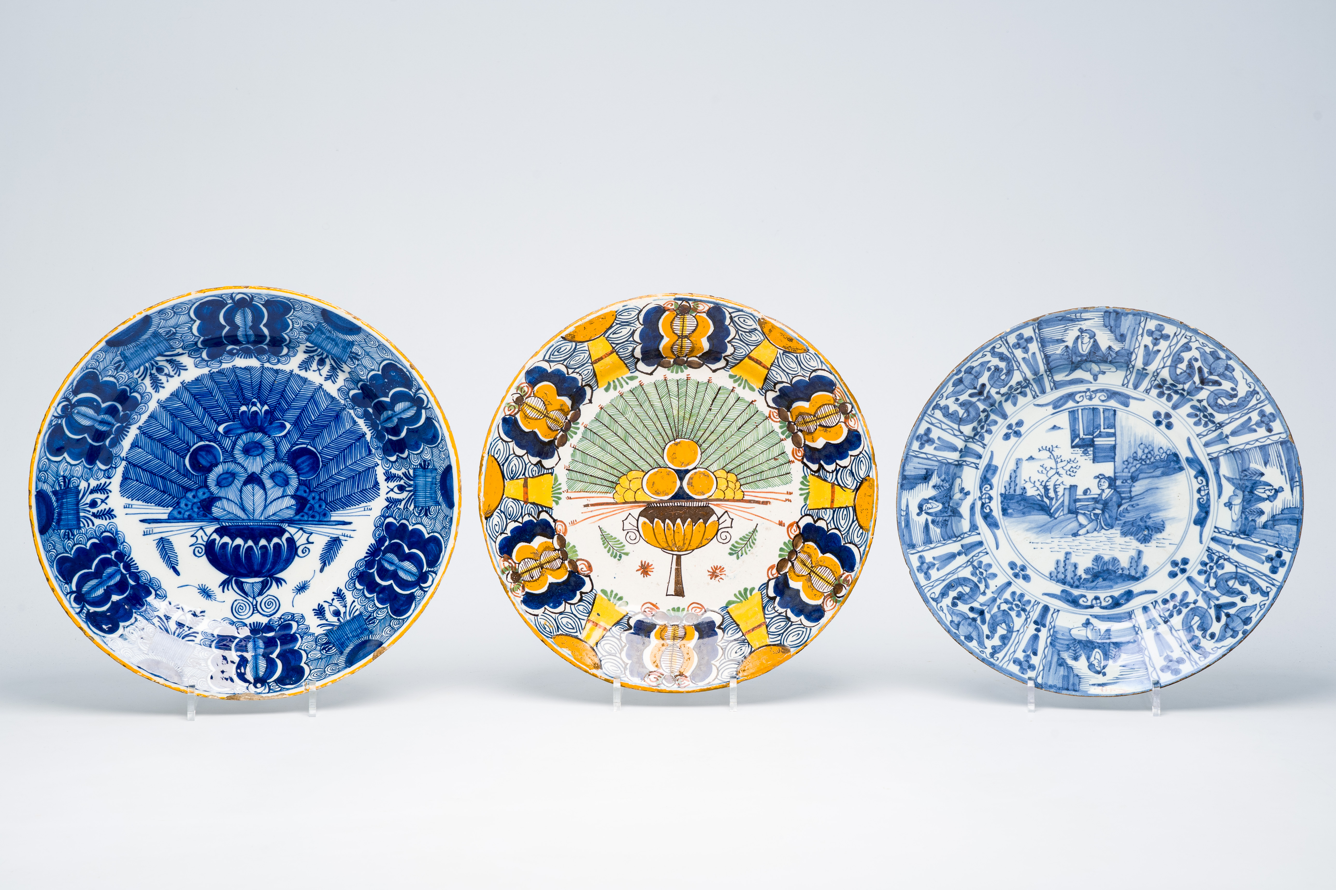 Seven Dutch Delft blue, white and polychrome plates and dishes with floral and chinoiserie design, 1 - Image 4 of 5