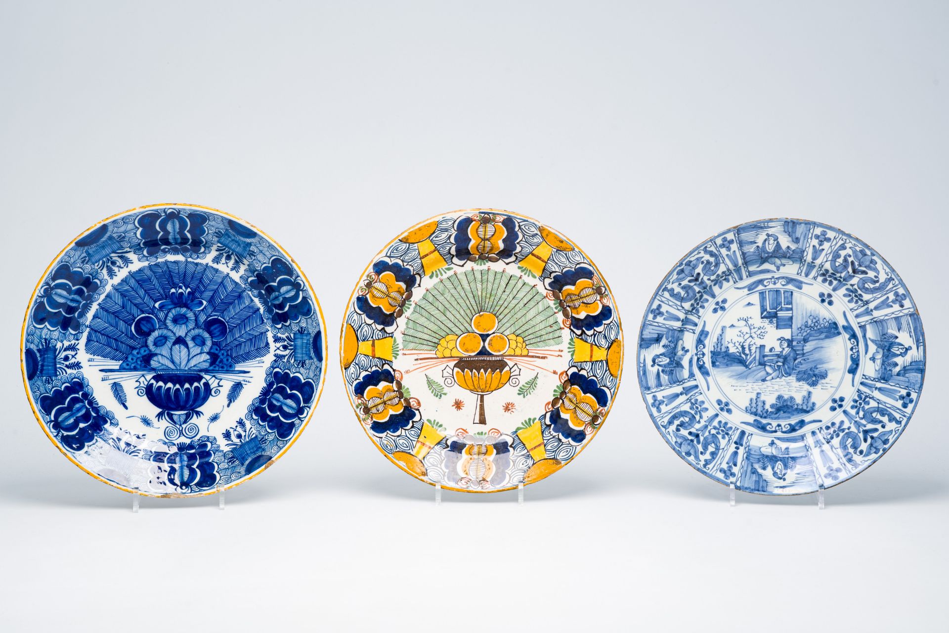 Seven Dutch Delft blue, white and polychrome plates and dishes with floral and chinoiserie design, 1 - Bild 4 aus 5