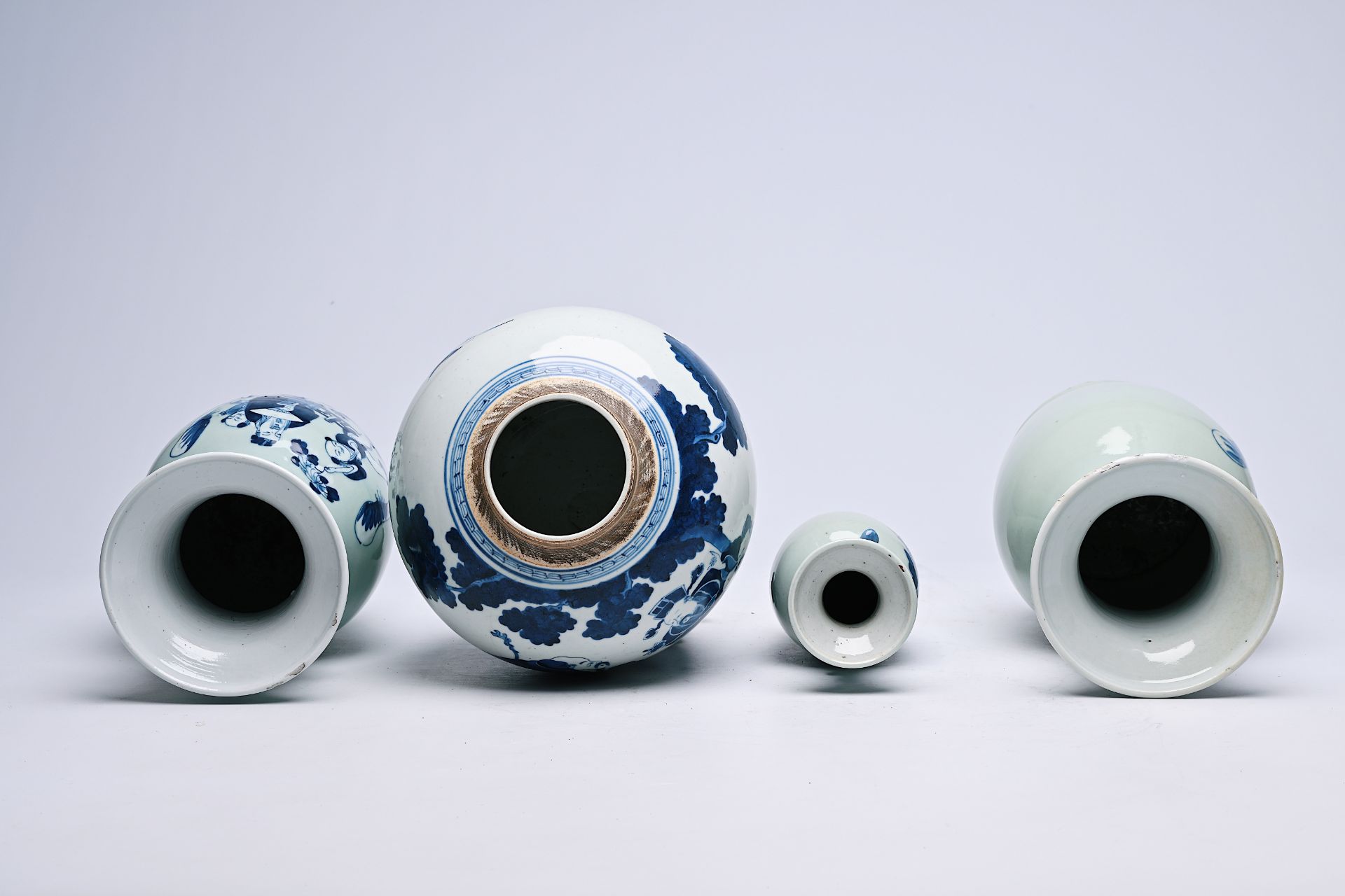 Three Chinese blue and white celadon-ground vases and a blue and white jar, 19th C. - Bild 12 aus 14