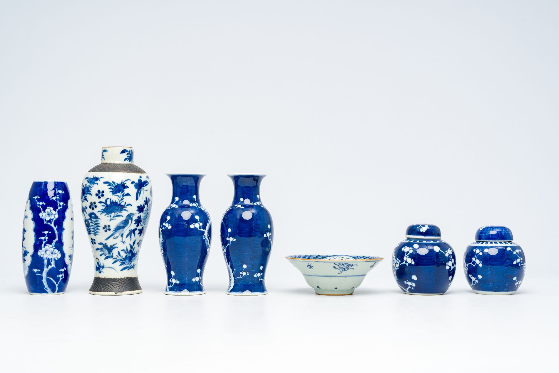 A varied collection of Chinese blue and white porcelain with floral design, 19th/20th C. - Image 9 of 18