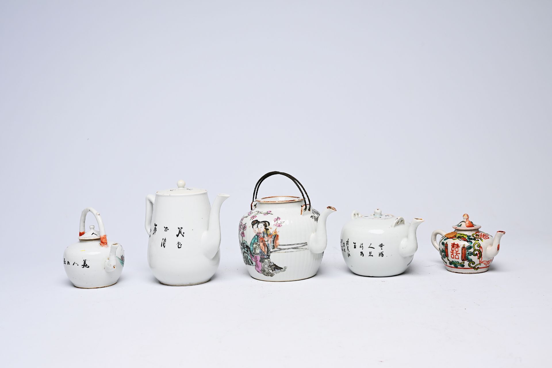 Five Chinese famille rose and qianjiang cai teapots and covers with floral and figurative design, 19 - Bild 5 aus 8