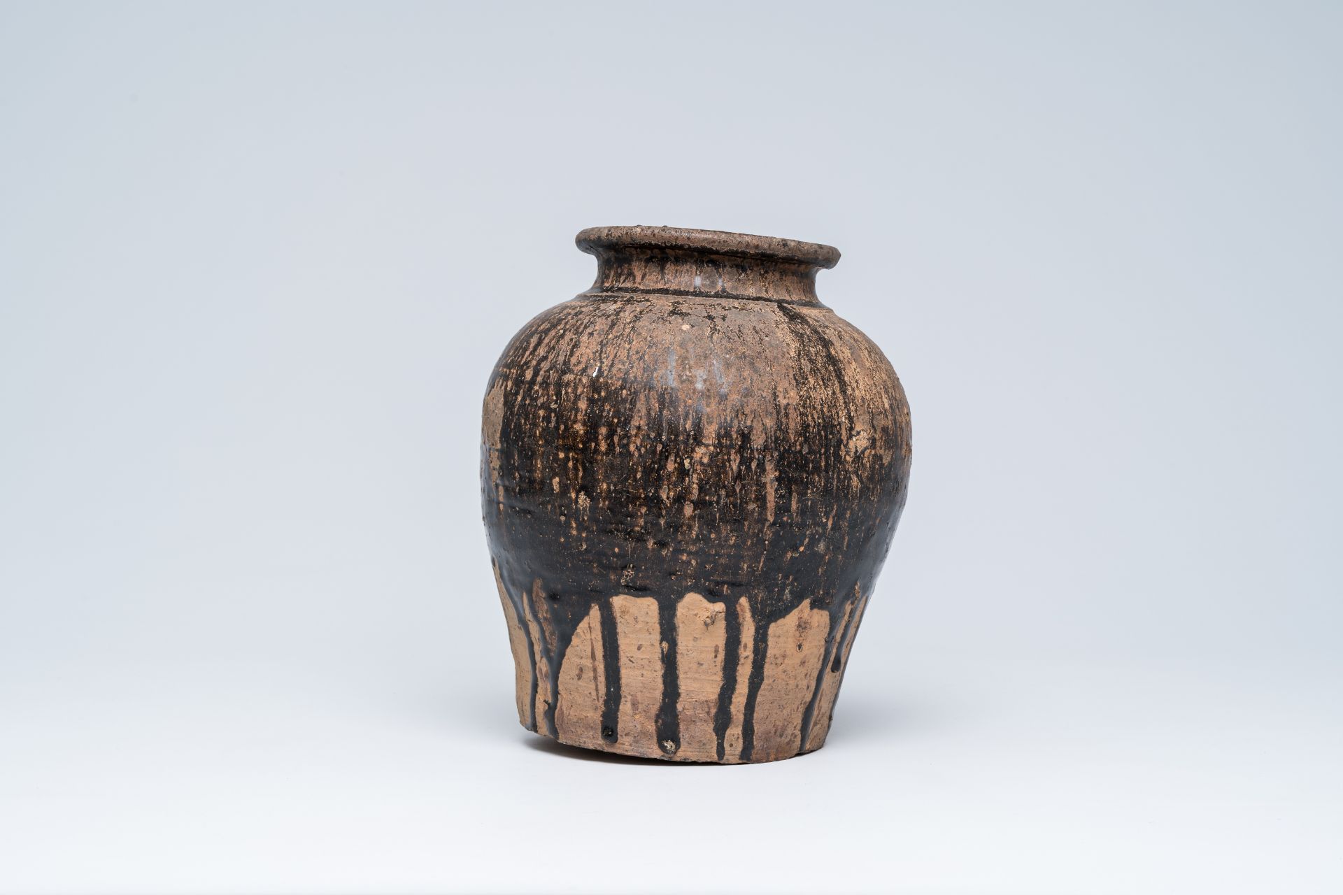 A Thai partly black glazed Sawankhalok vase, Sukhothai kilns, 14th/16th C. - Bild 5 aus 7