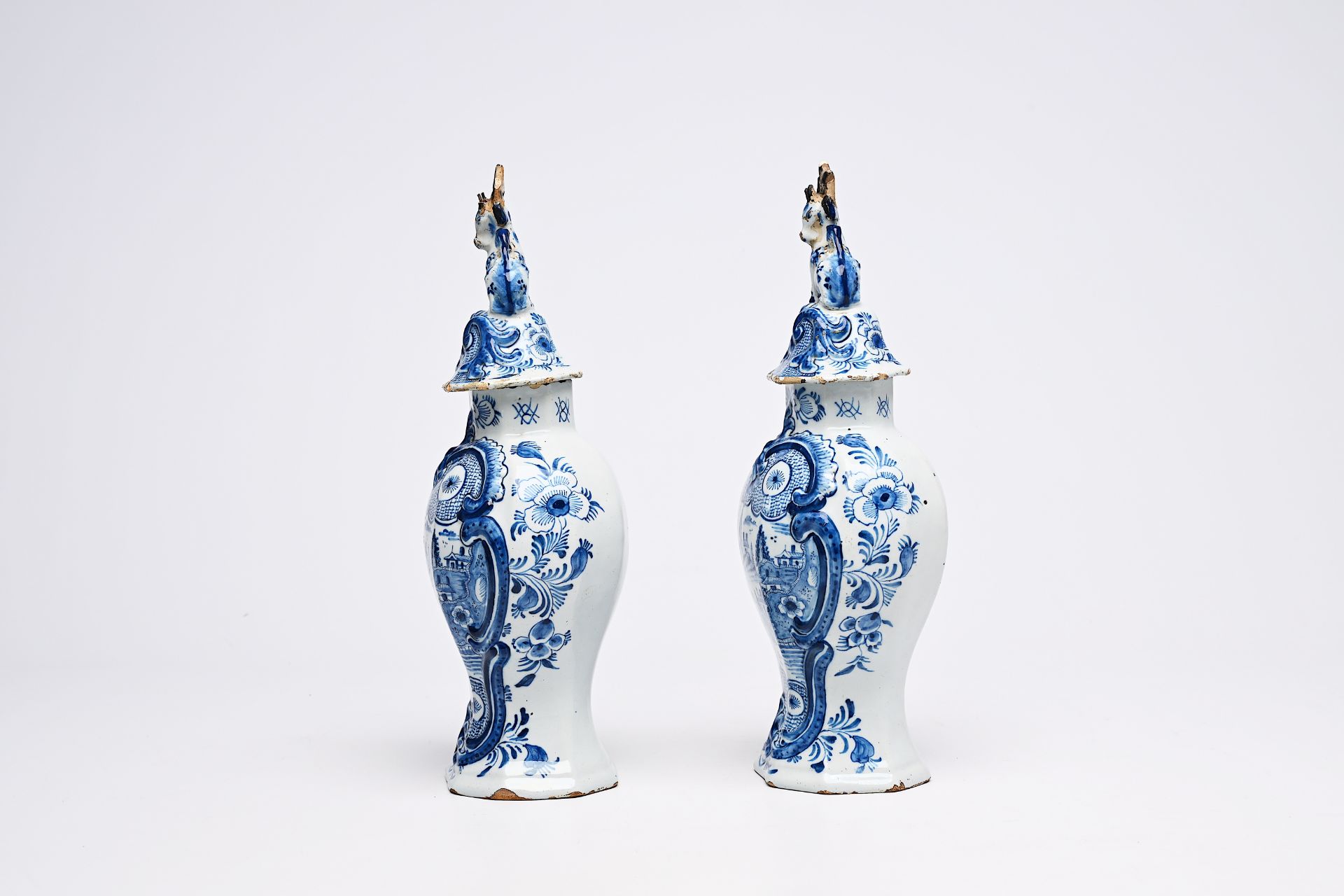 A pair of Dutch Delft blue and white vases and covers with landscapes and four various plates, 18th/ - Bild 6 aus 13