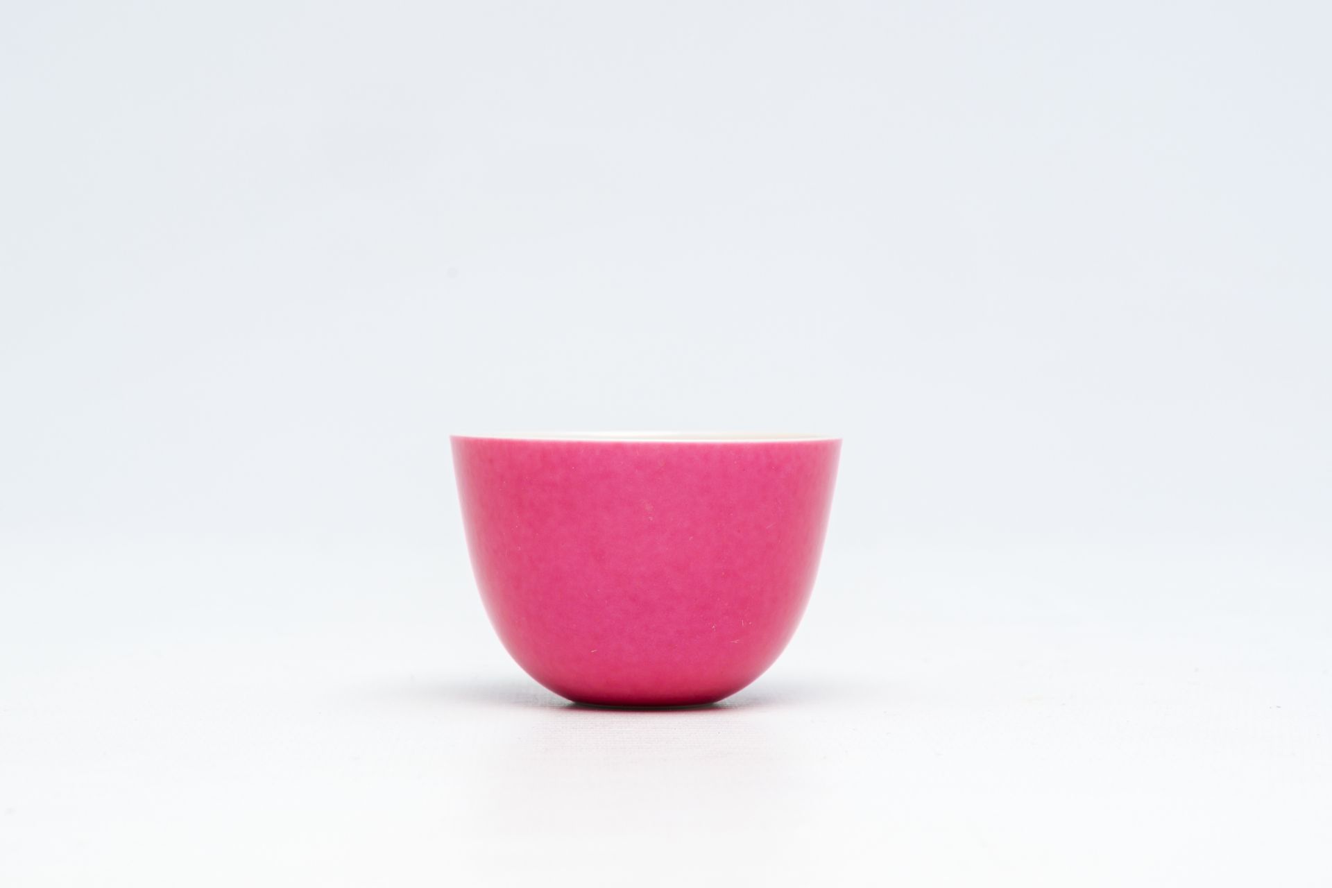 A Chinese monochrome ruby ground cup, Kangxi mark, 19th/20th C. - Bild 6 aus 14