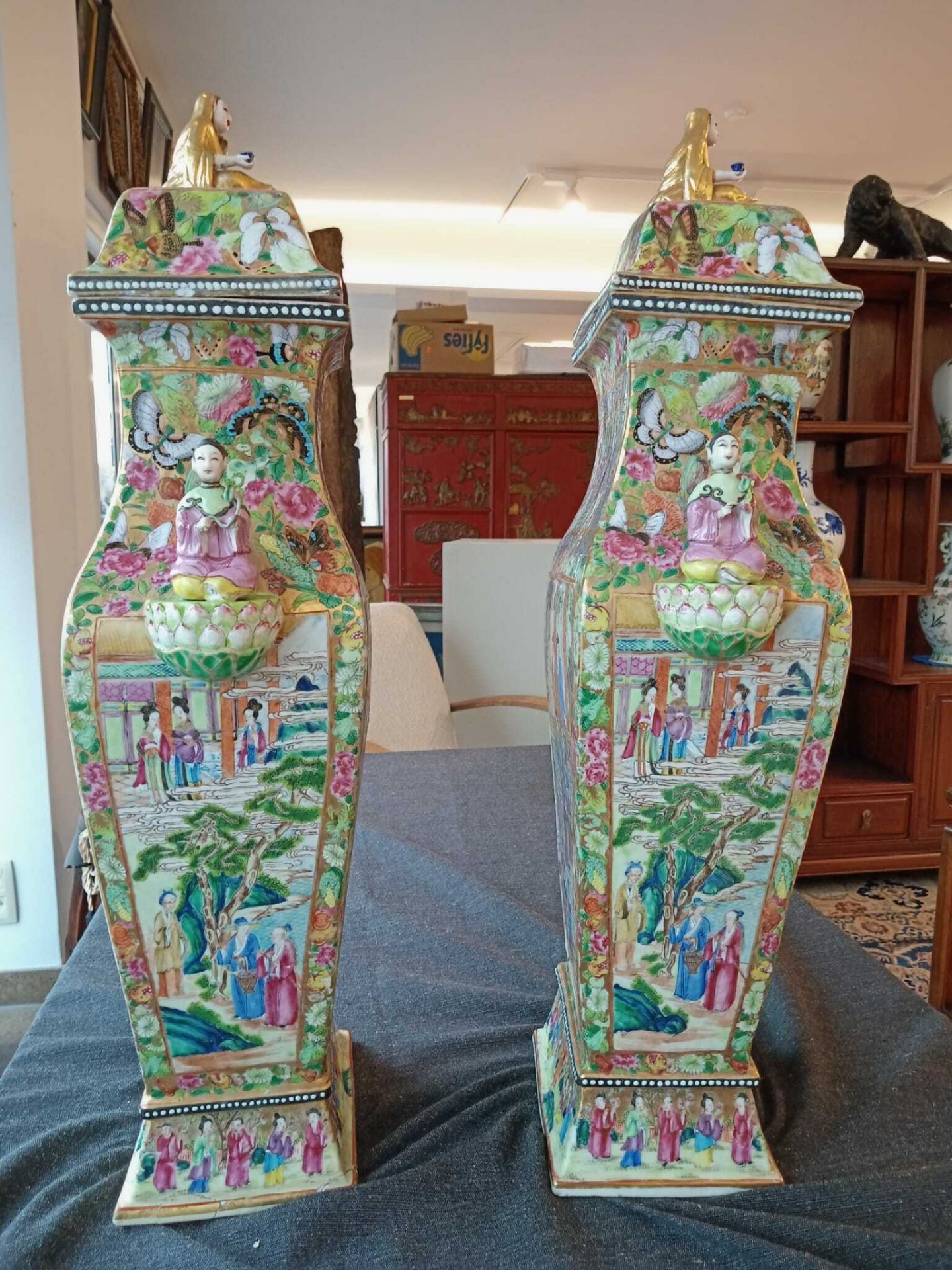 A pair of fine quadrangular Chinese Canton famille rose vases and covers with palace scenes and figu - Bild 22 aus 48