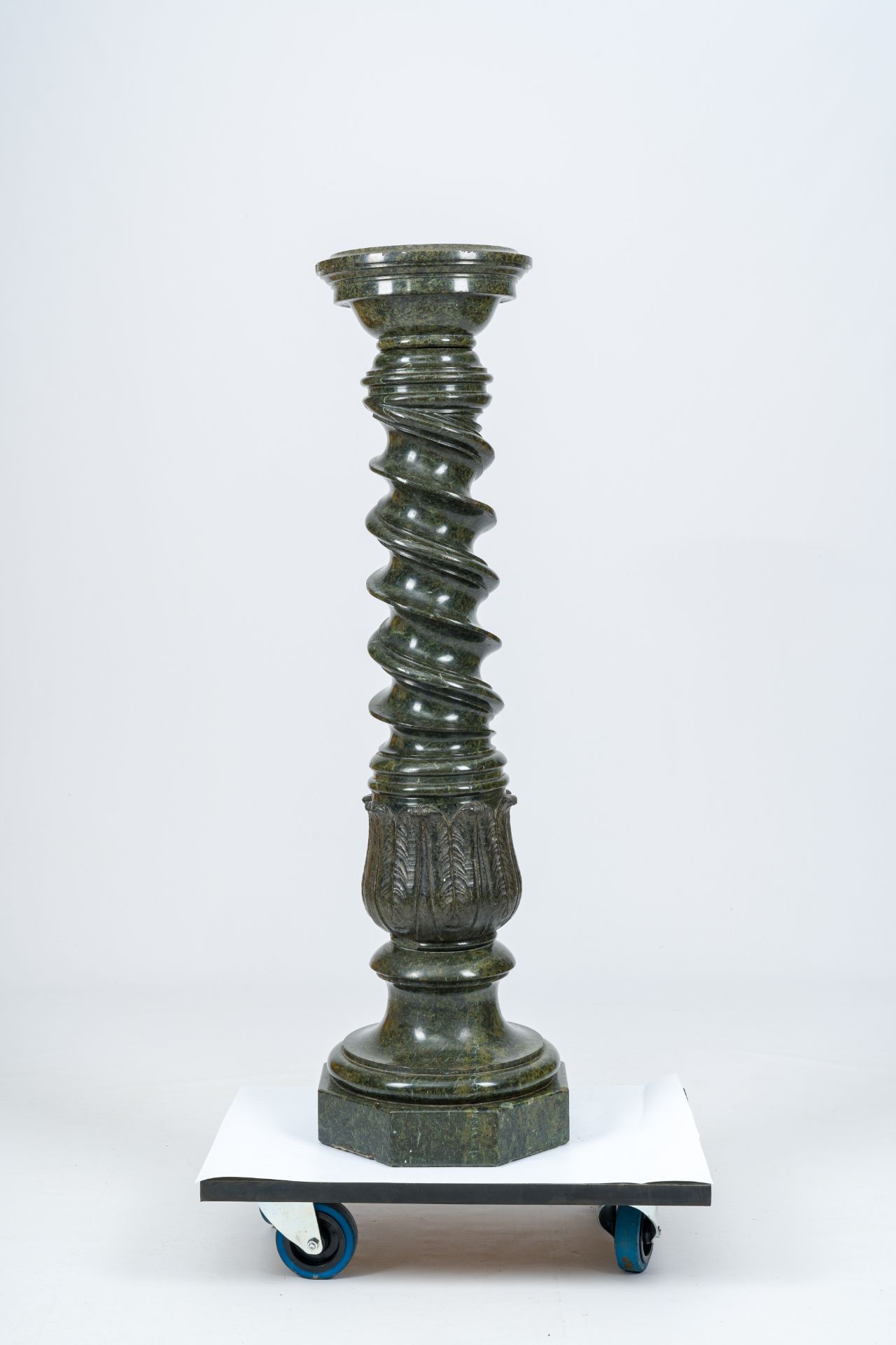 A twisted vert de mer marble pedestal, 19th/20th C. - Bild 3 aus 5