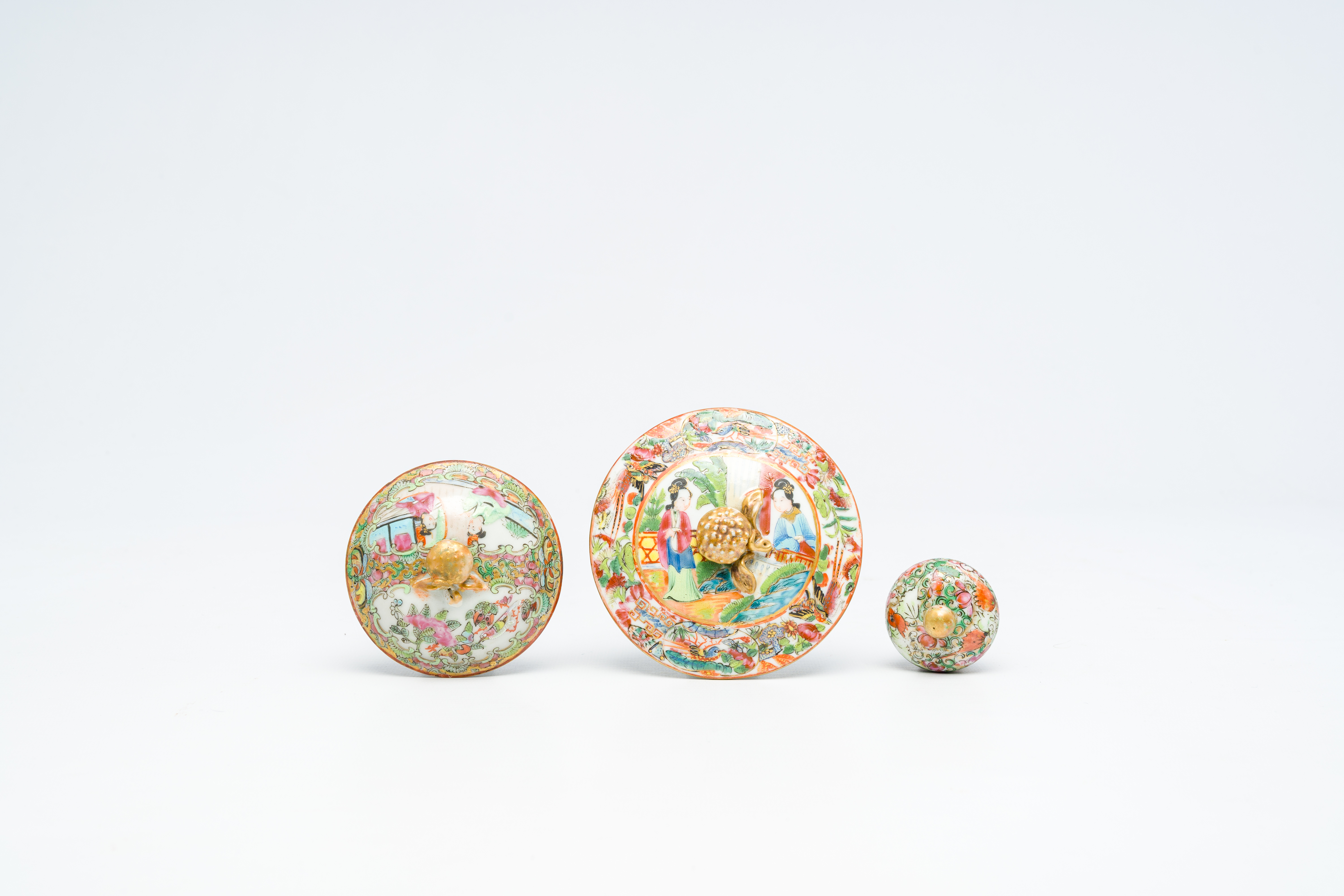 An extensive collection of Chinese Canton famille rose porcelain, 19th C. - Image 17 of 18