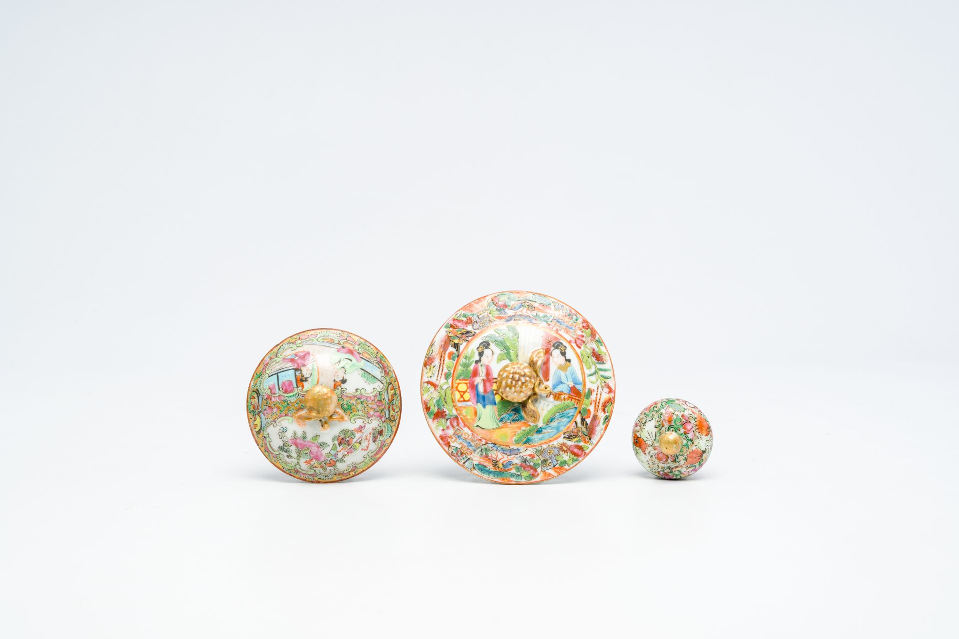 An extensive collection of Chinese Canton famille rose porcelain, 19th C. - Bild 17 aus 18