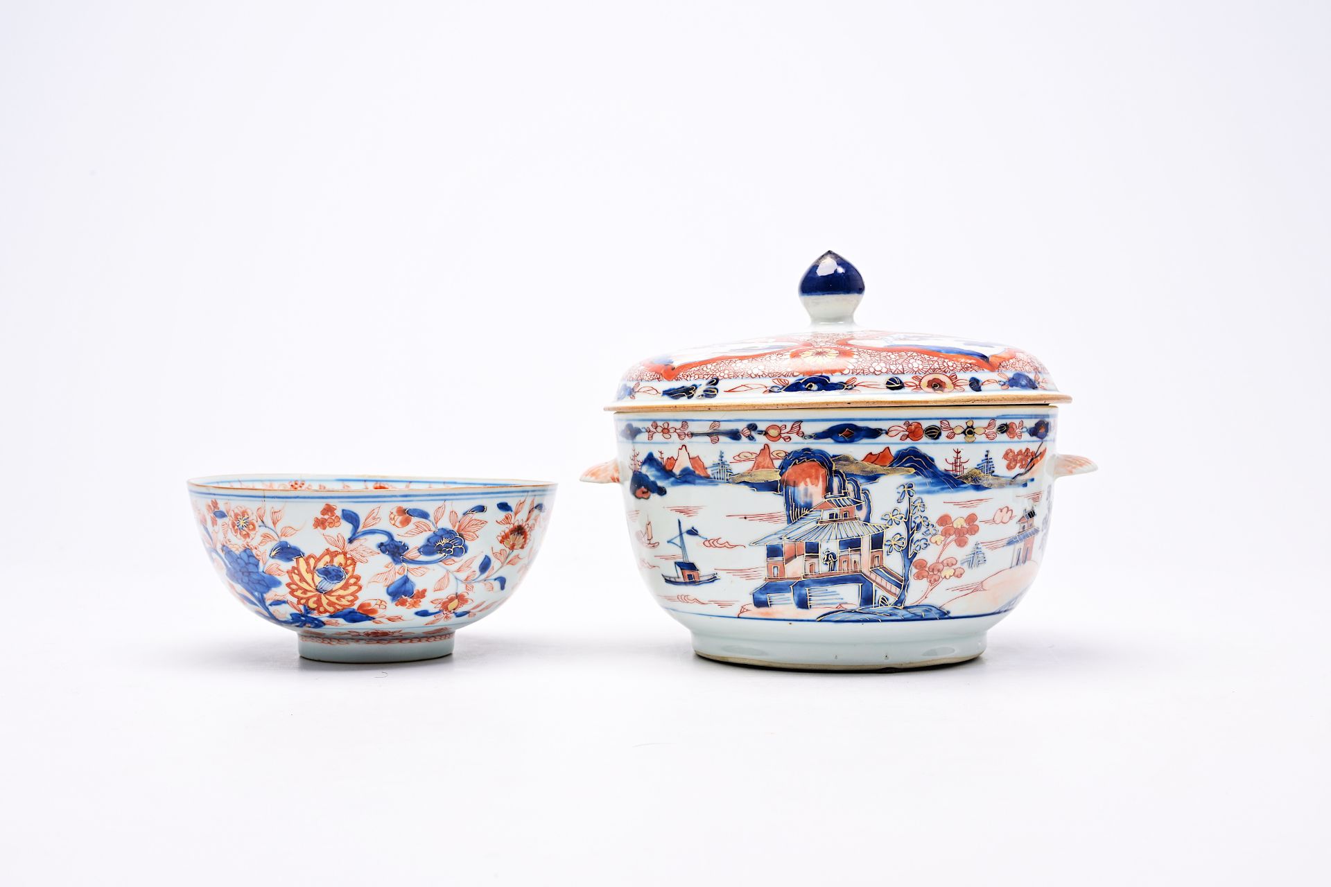 A varied collection of Chinese Imari style porcelain with floral design and landscapes, Kangxi/Qianl - Image 4 of 9