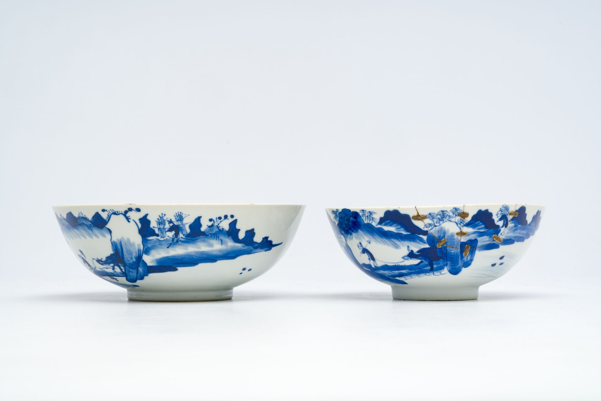 Two Chinese blue and white 'animated landscape' bowls, 19th C. - Bild 5 aus 14