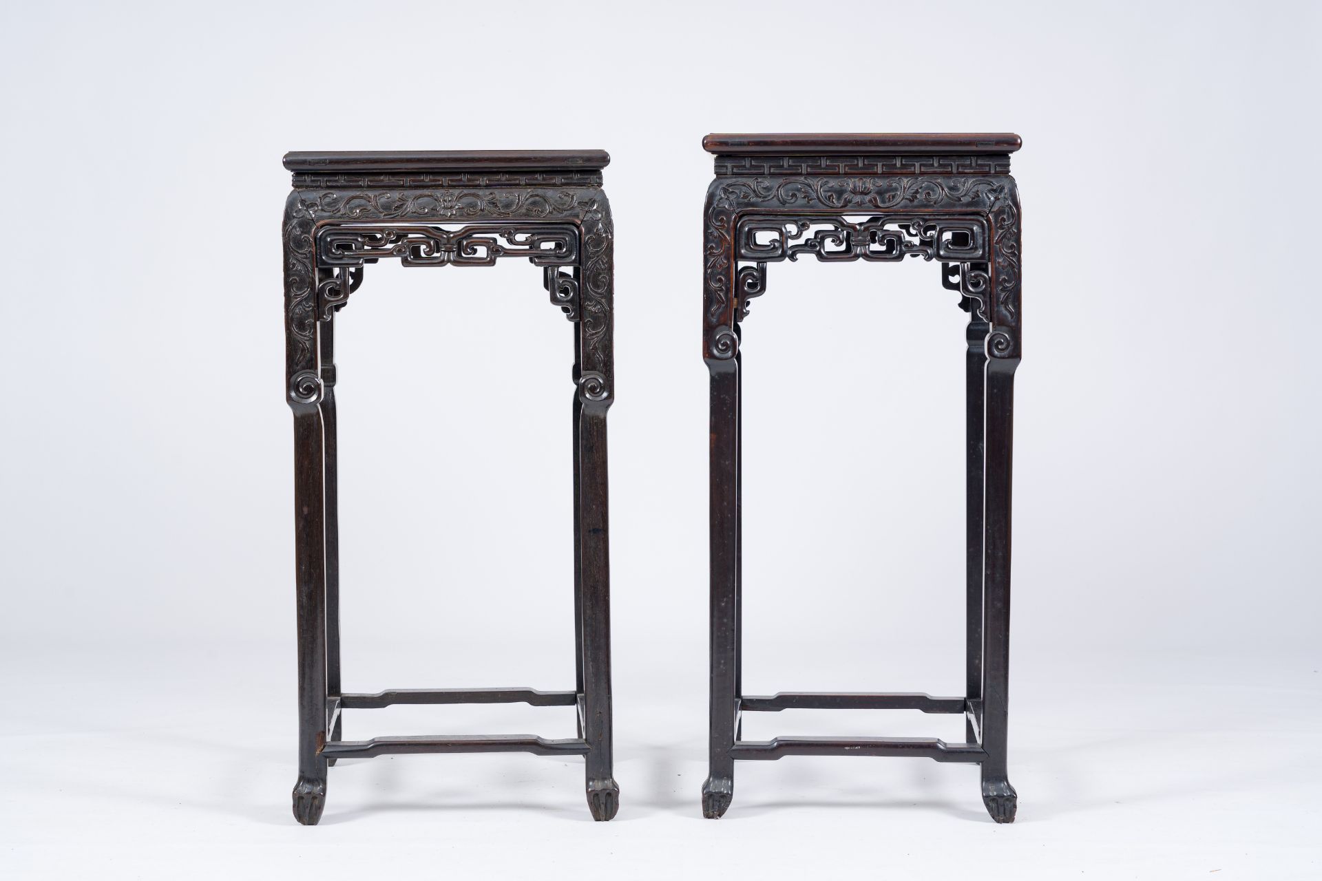 A pair of square Chinese reticulated hardwood stands with marble tops, 19th C. - Bild 3 aus 6