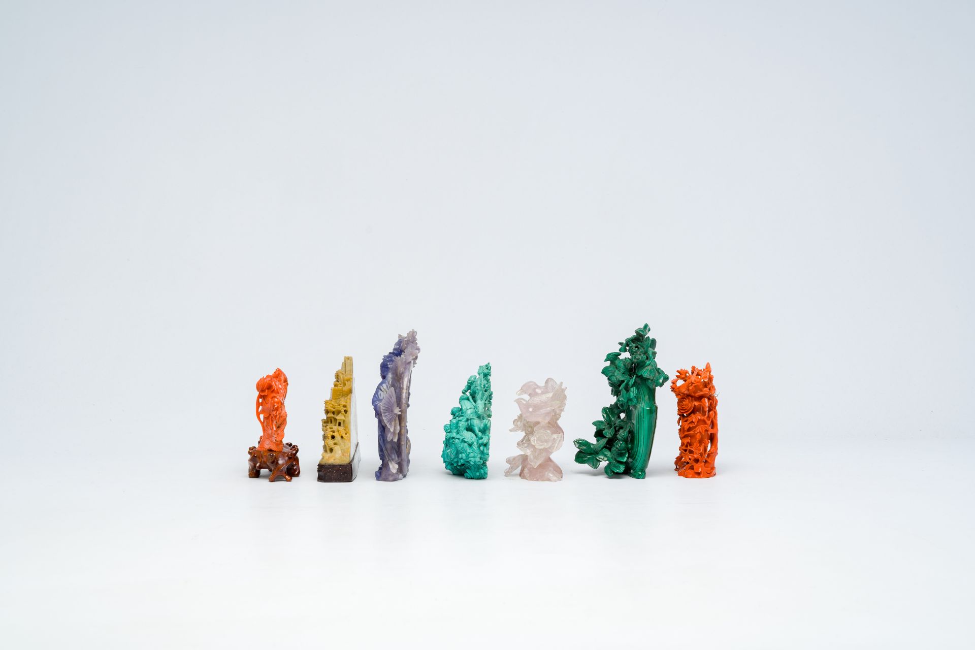 Seven various Chinese sculptures in red coral, lapis lazuli, malachite, quartz and soapstone, 19th/2 - Image 5 of 9