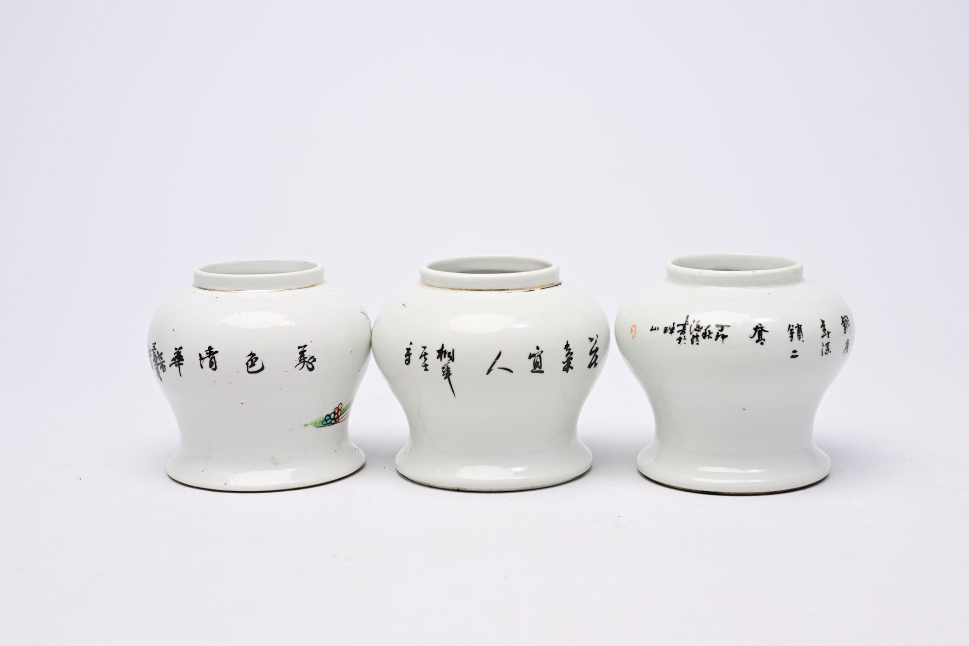 Five various Chinese famille rose and qianjiang cai jars and covers with ladies and children on a te - Bild 11 aus 28