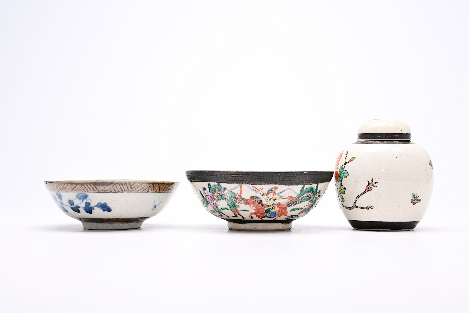 A varied collection of Chinese famille rose, verte and blue and white porcelain, 19th/20th C. - Bild 33 aus 48