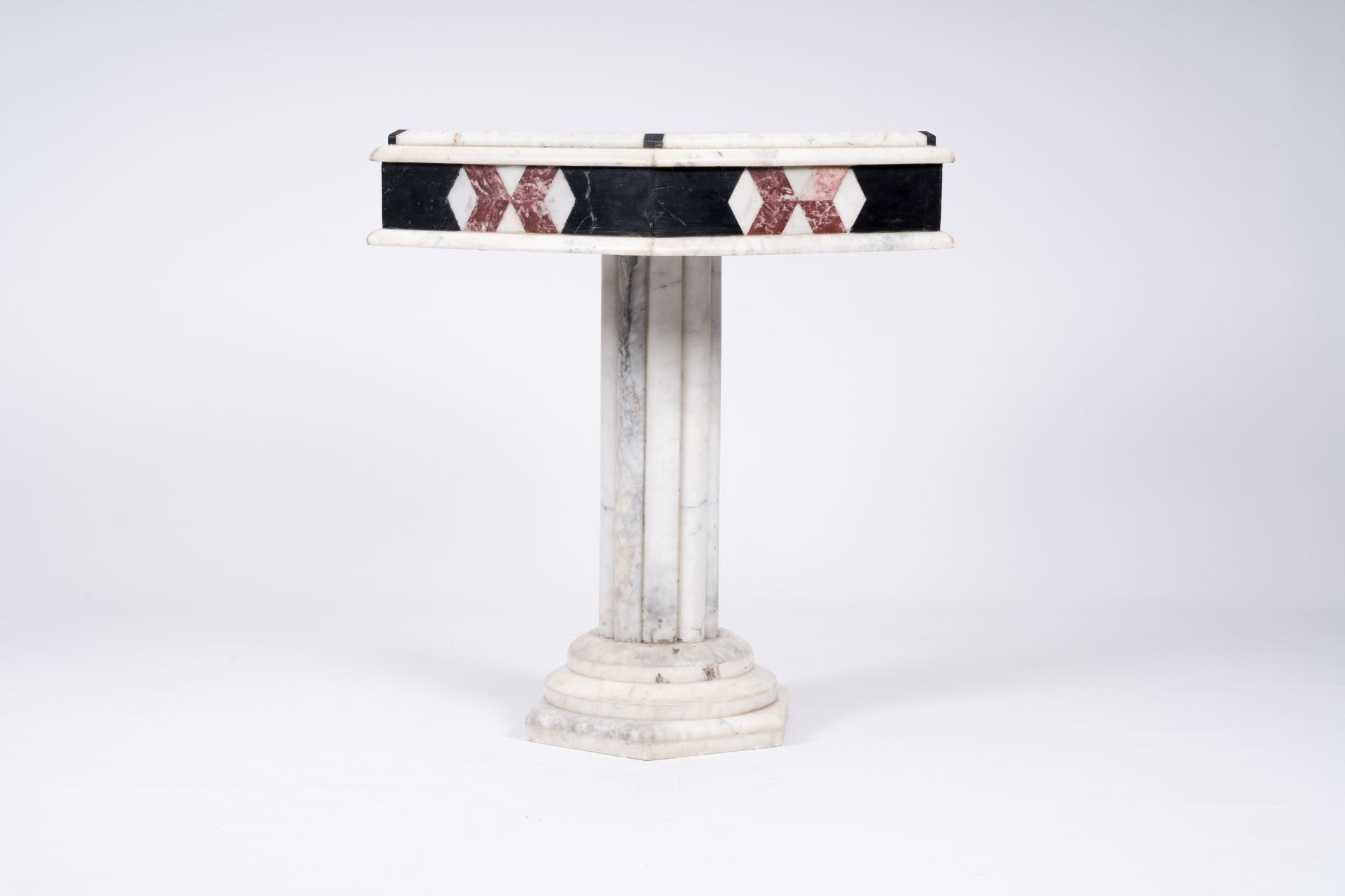 An Italian hexagonal marble side table with geometric design, 20th C. - Bild 3 aus 7