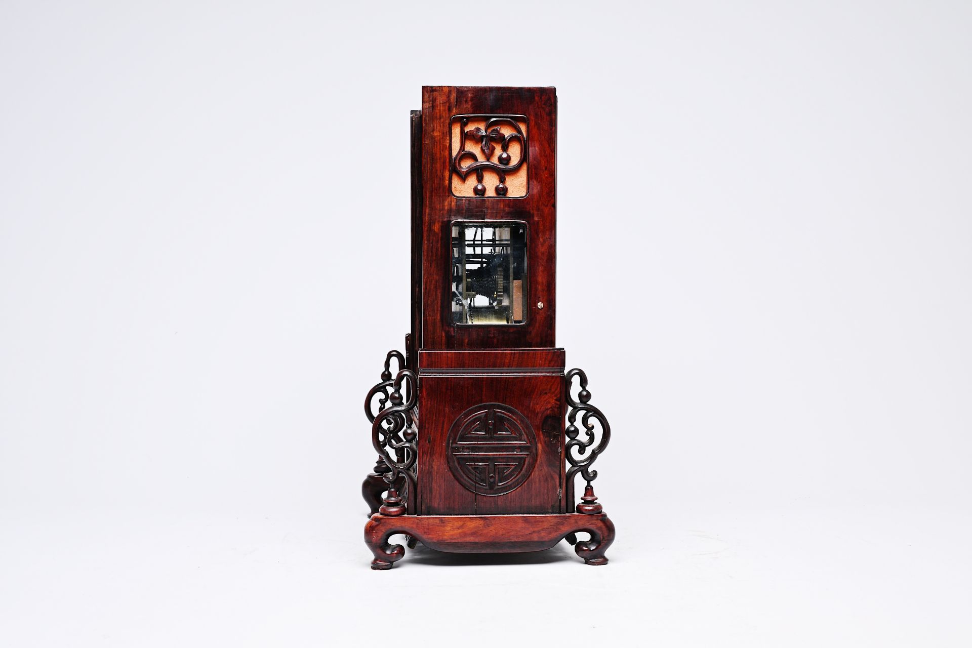 A Chinese reticulated wood fusee clock with brass plaque, 19th C. - Bild 3 aus 6