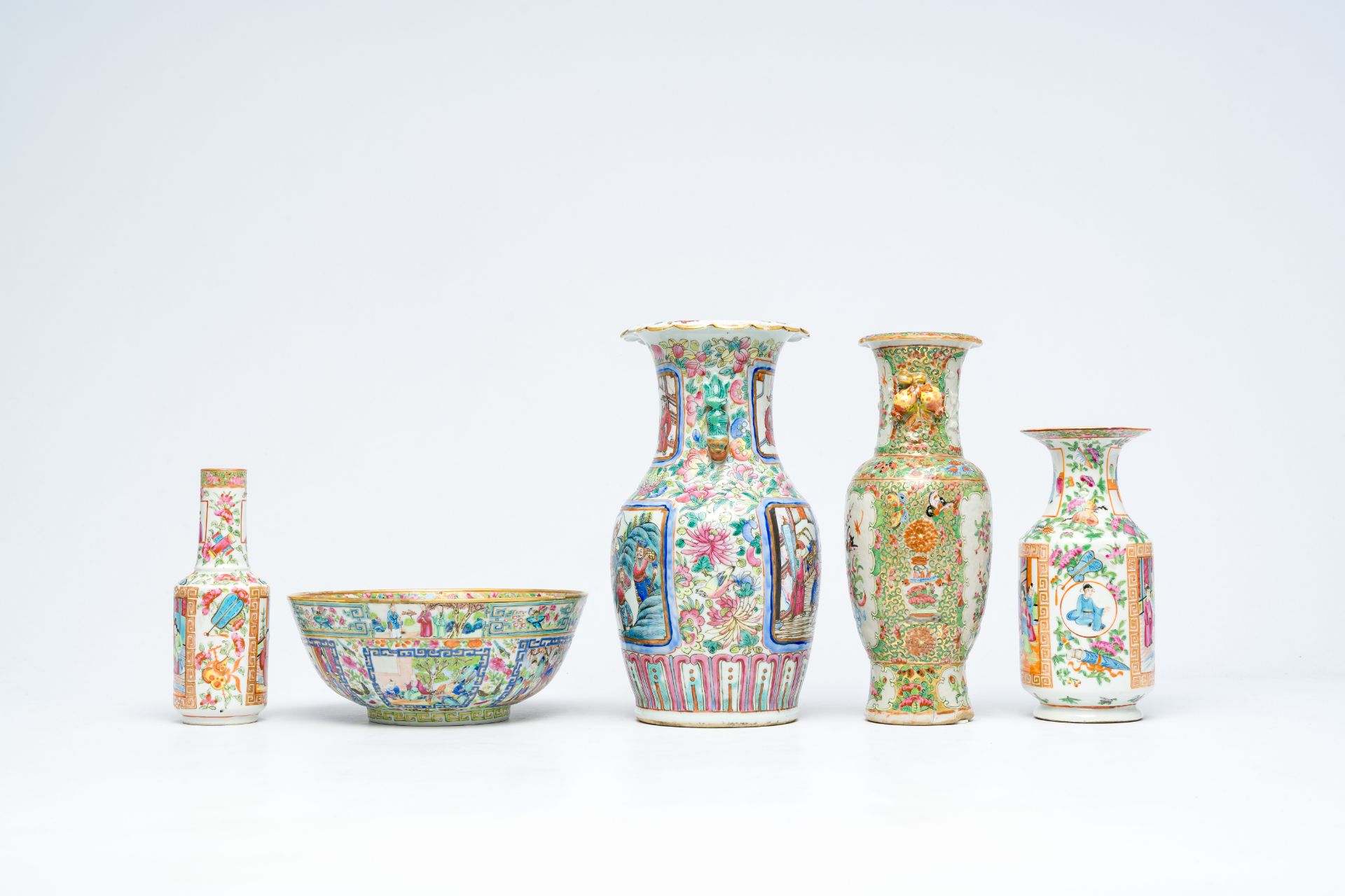 Four Chinese Canton famille rose vases and a bowl, 19th C. - Bild 5 aus 7