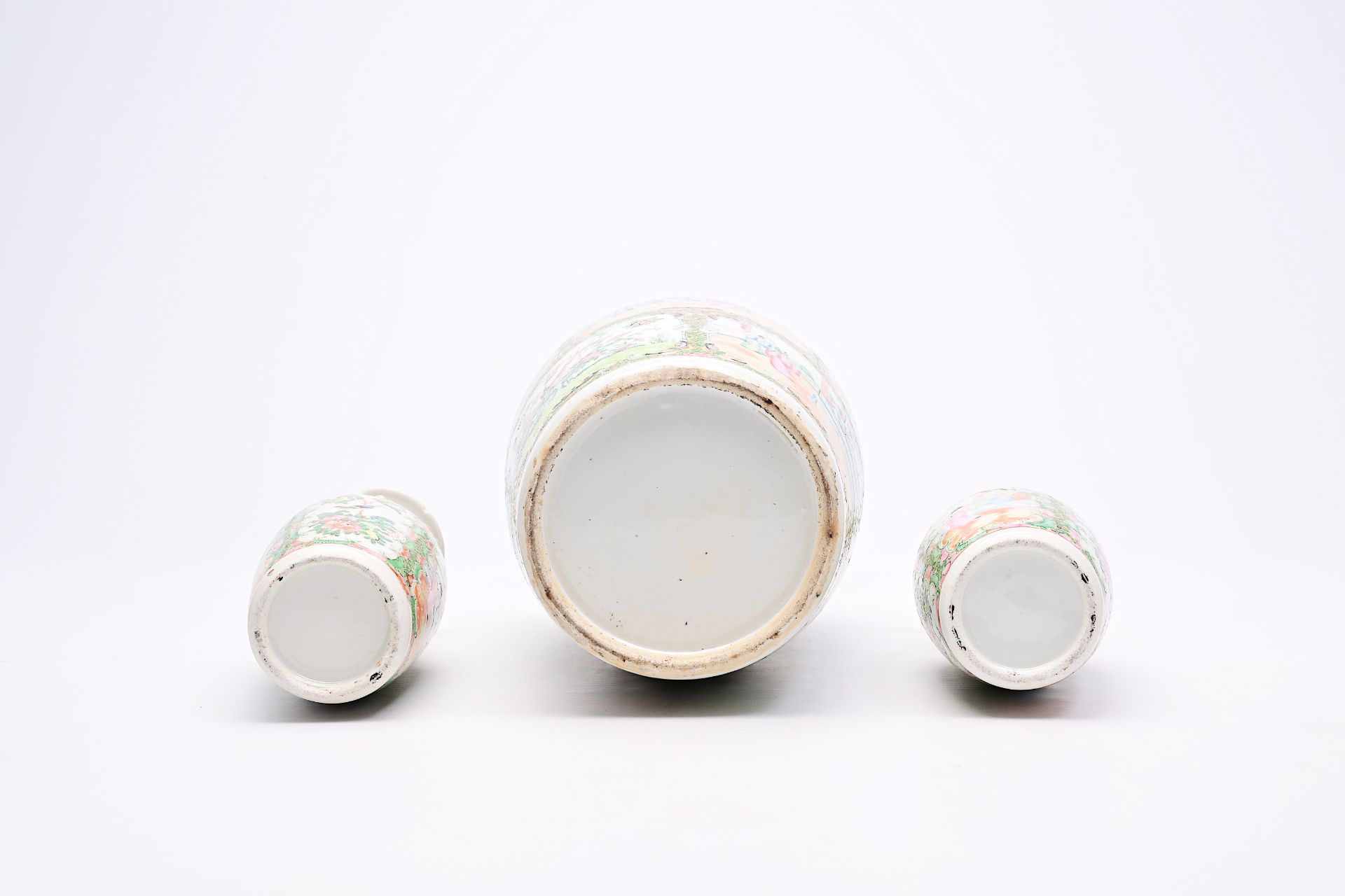A varied collection of Chinese famille rose, verte and blue and white porcelain, 19th/20th C. - Bild 15 aus 48