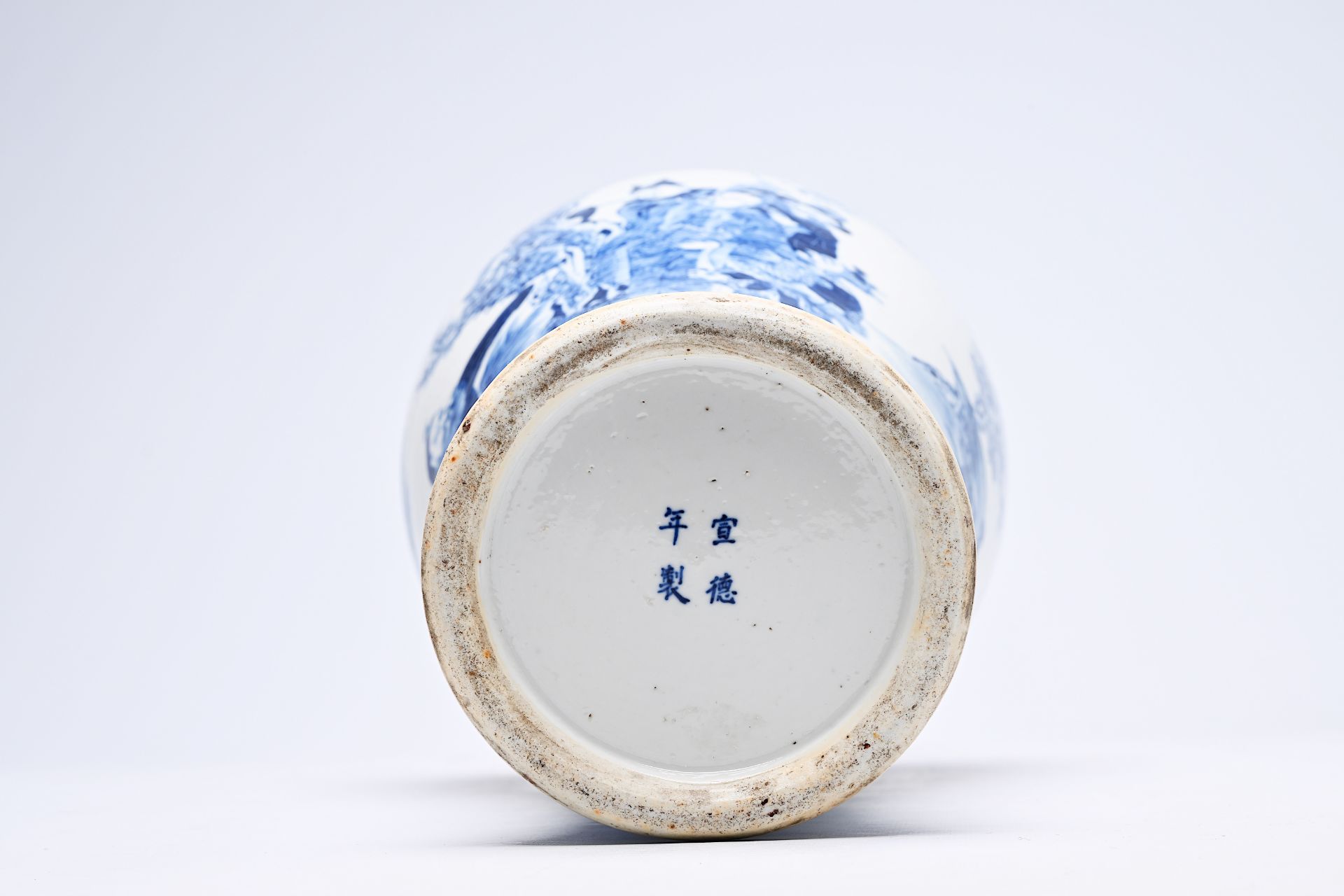 A Chinese blue and white vase with Zhong Kui before an emperor, Xuande mark, 19th C. - Image 10 of 12