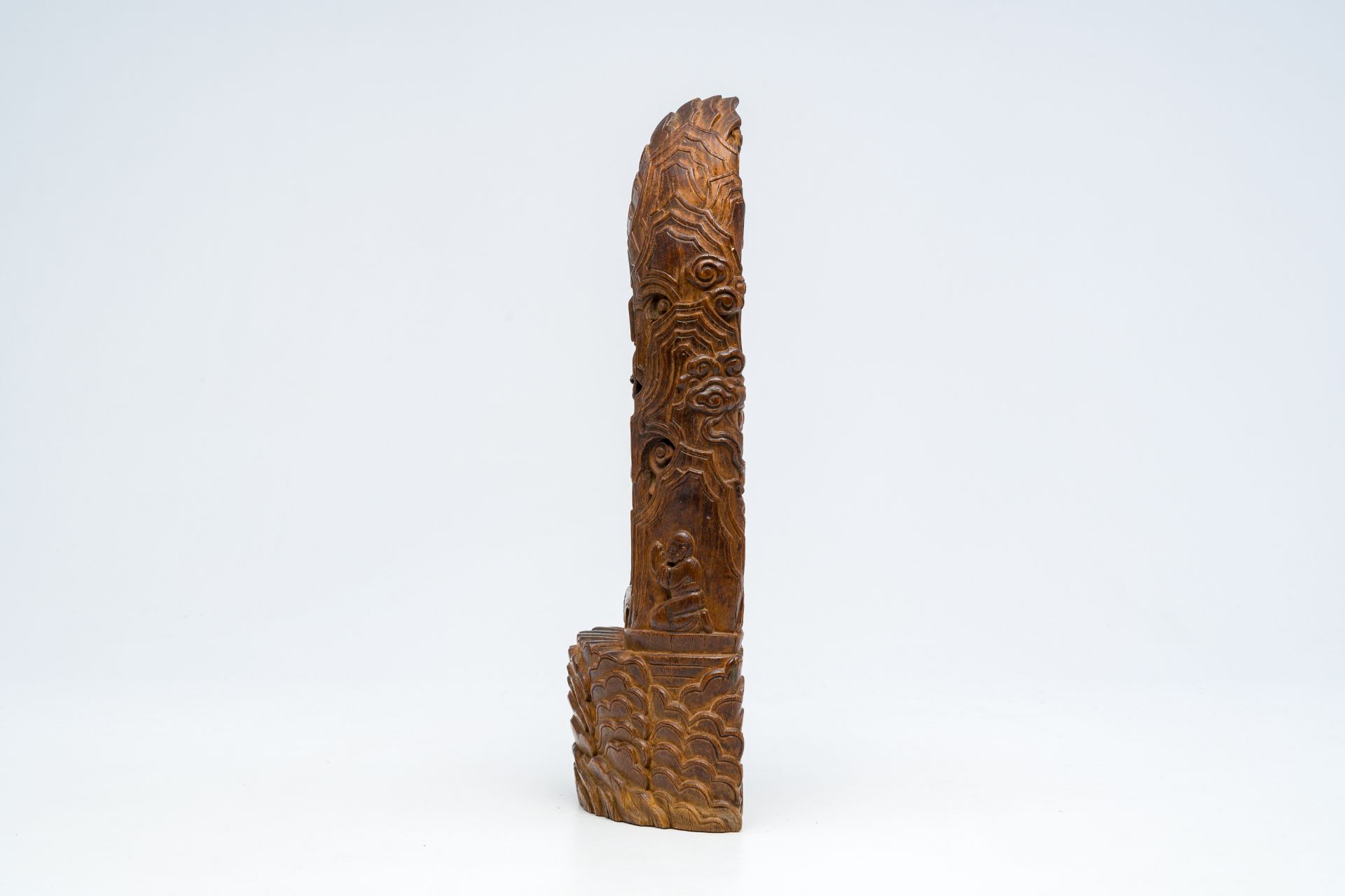 A Chinese or Tibetan partly gilded wooden votive Buddhist sculpture, 19th/20th C. - Image 2 of 6