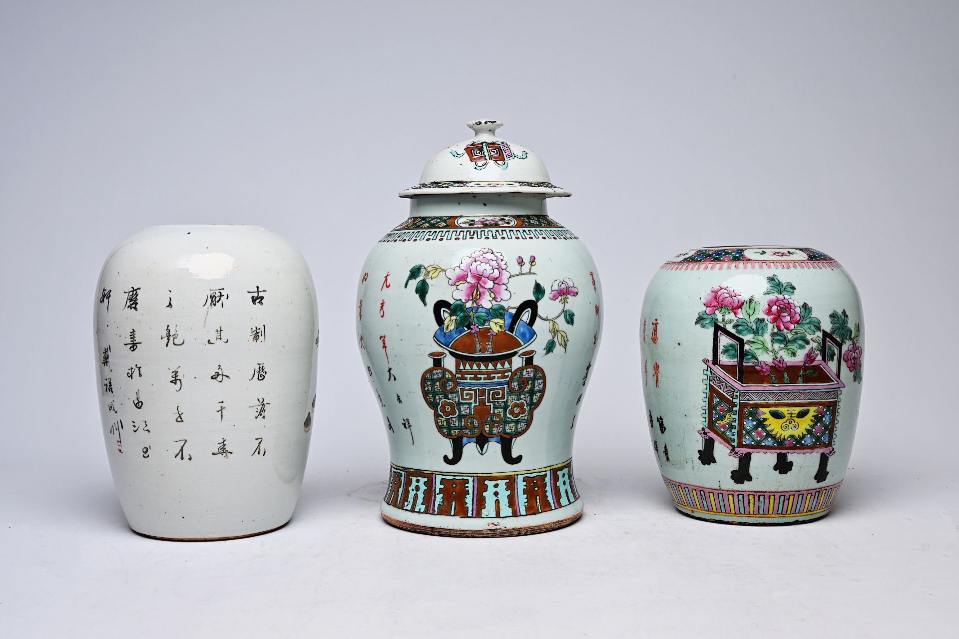 A Chinese famille rose vase and cover and two ginger jars with antiquities, 19th/20th C. - Image 3 of 6