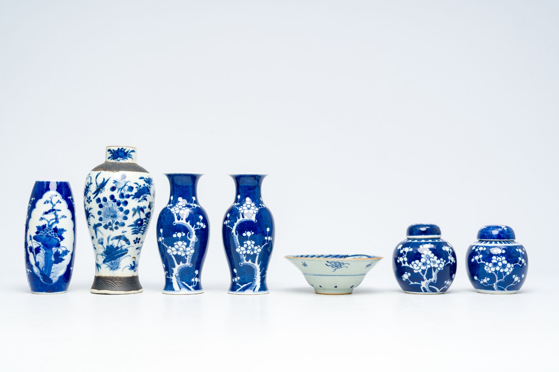 A varied collection of Chinese blue and white porcelain with floral design, 19th/20th C. - Image 8 of 18