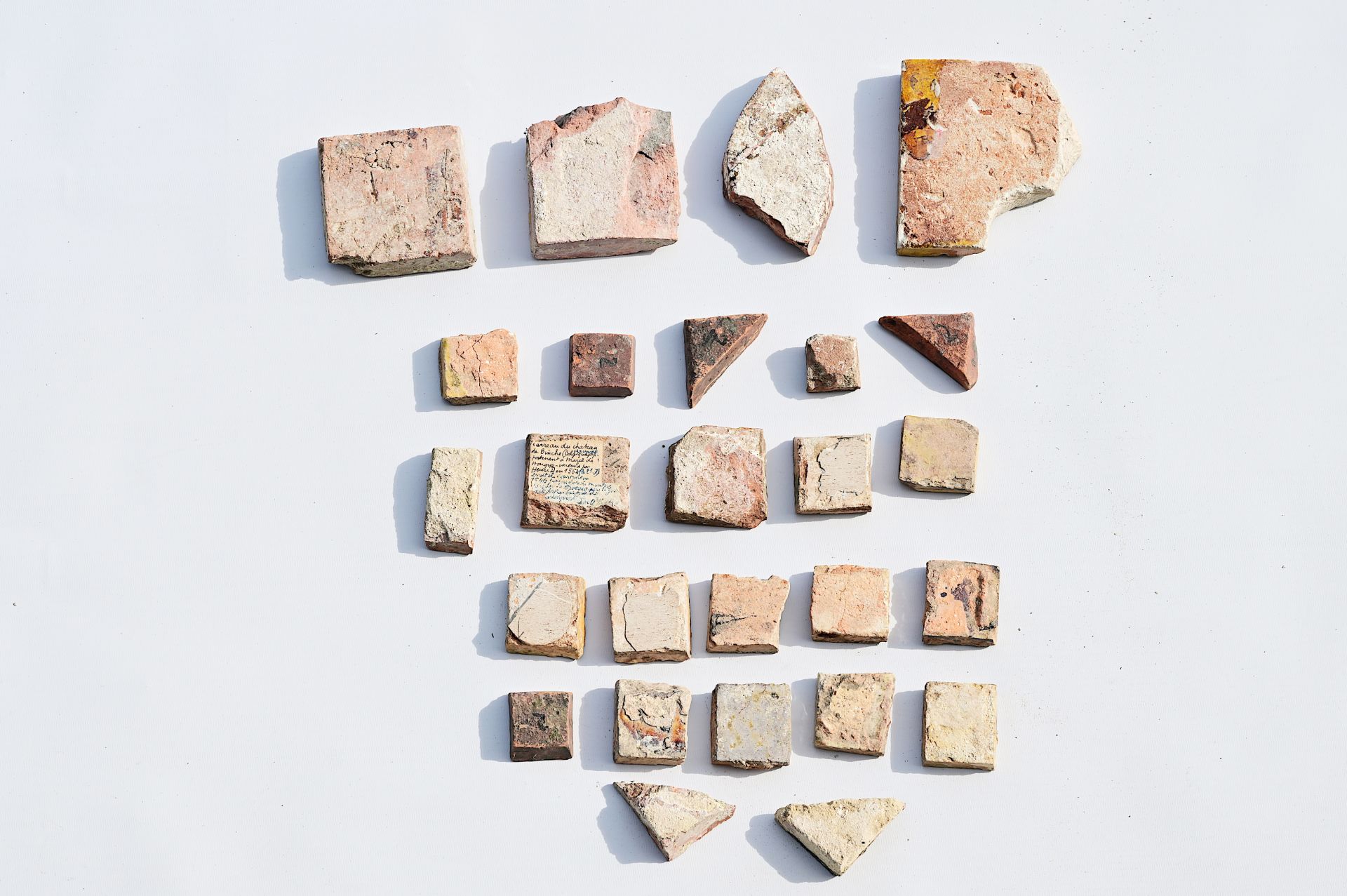 A varied collection of medieval tile fragments, 12th/16th C. - Bild 2 aus 4