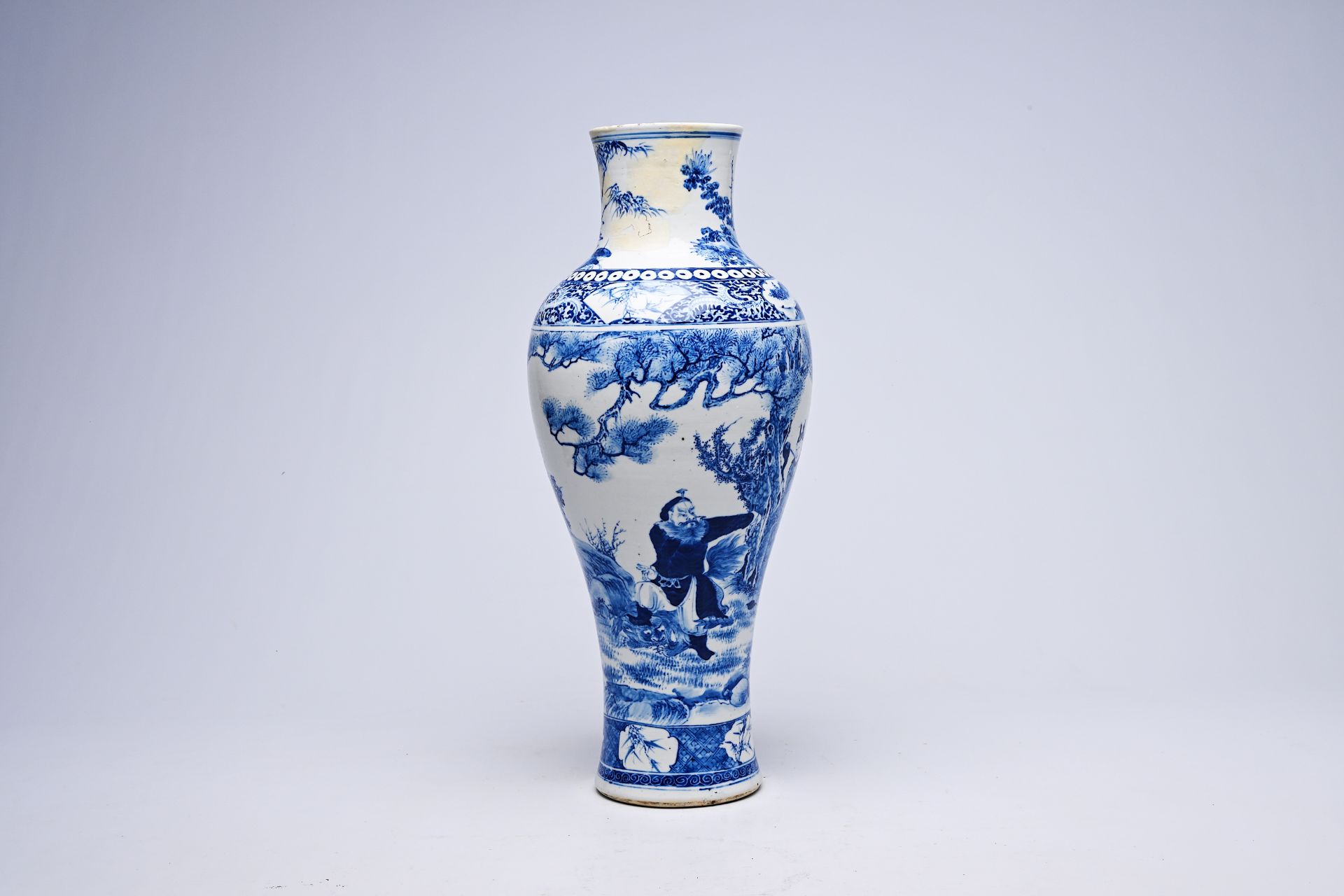 A Chinese blue and white vase with Zhong Kui before an emperor, Xuande mark, 19th C. - Image 4 of 12